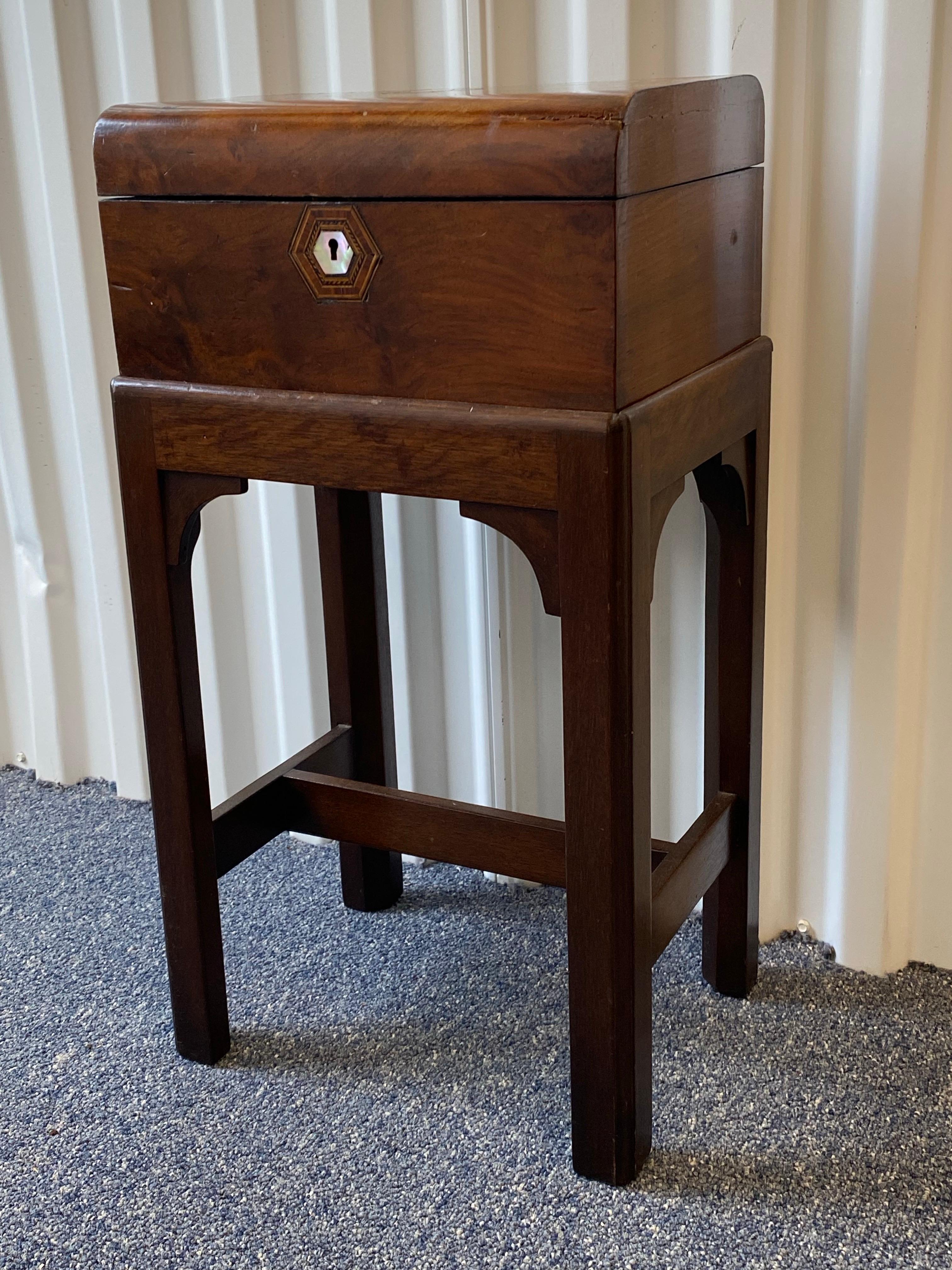Englisch 19. Jahrhundert Kleine Box auf Ständer mit eingelegtem Perlmutt.
Dies ist ein antiker englischer Nussbaum-Kleiderschrank aus dem 19. Jahrhundert. Das Äußere der Schatulle ist aus schön gemasertem Nussbaumholz mit eingelegtem Perlmutt und