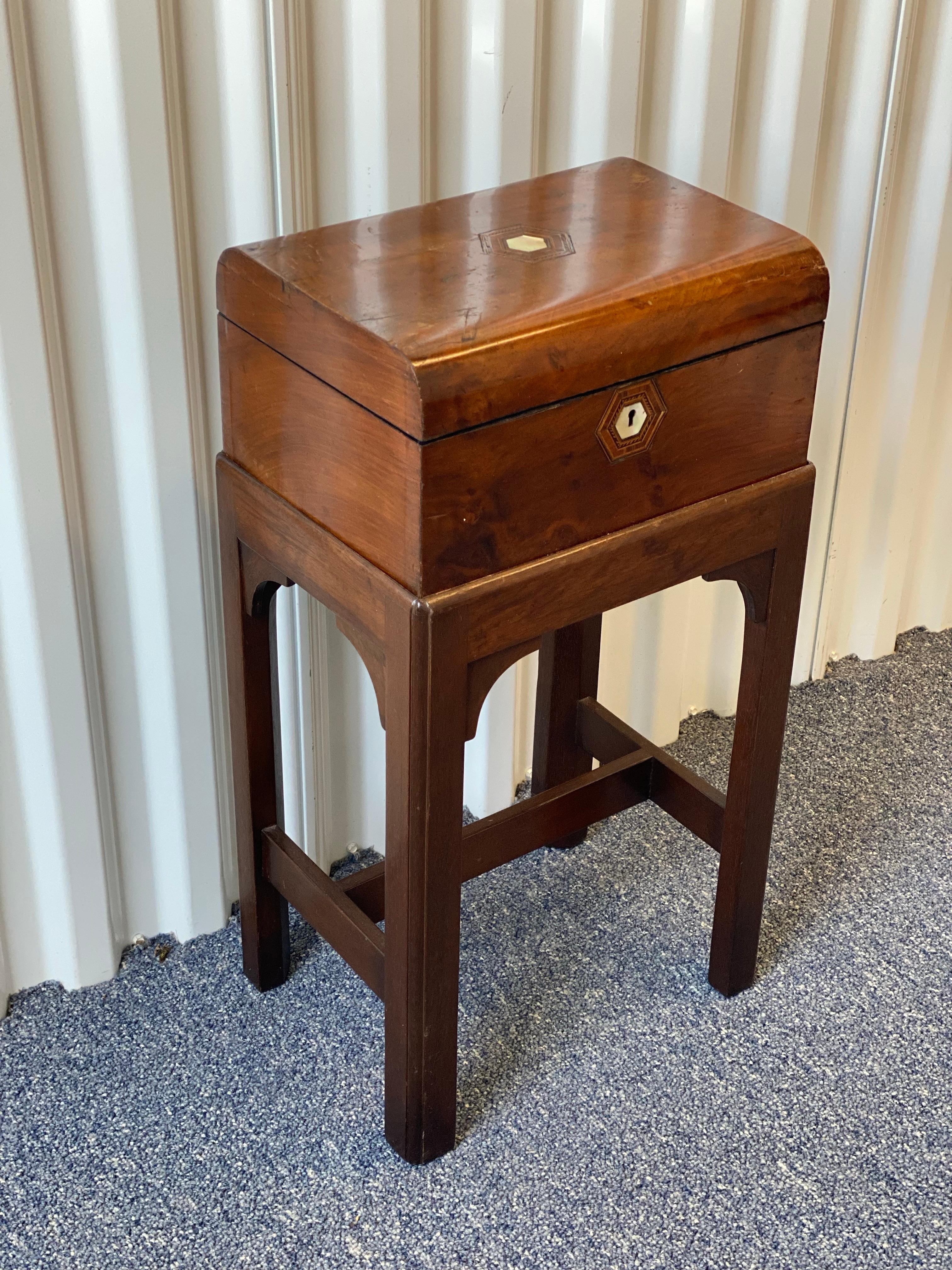Englisches Kästchen des 19. Jahrhunderts auf Stand mit eingelegtem Perlmutt im Angebot 1