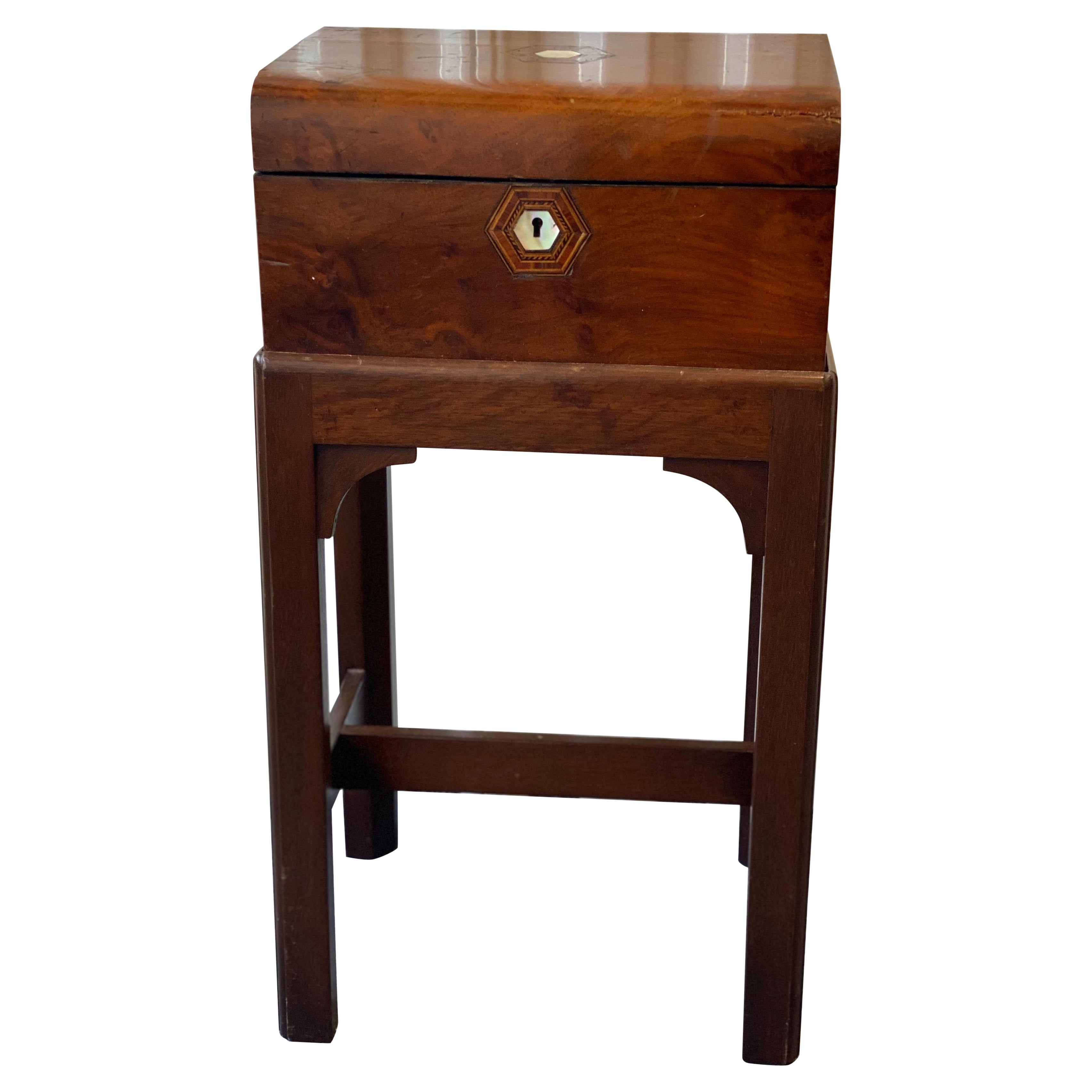 Petite boîte anglaise du 19e siècle sur stand avec incrustation de nacre