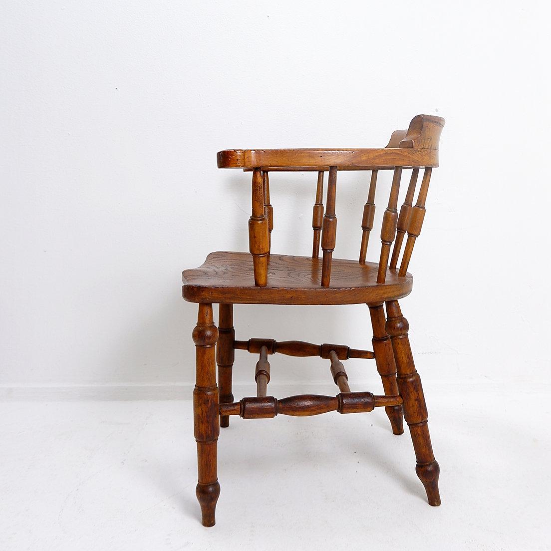 Smoker's Bow Chair
Elm armchair with curved back
Measures : 66x61cm H:79 SH:44,5cm 
Material :  Elm Wood 