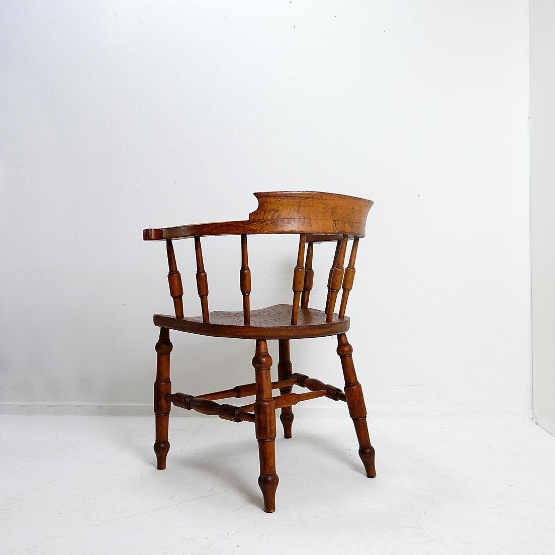 English 19th Century Smokers Bow Chair - Elm Wood For Sale 4