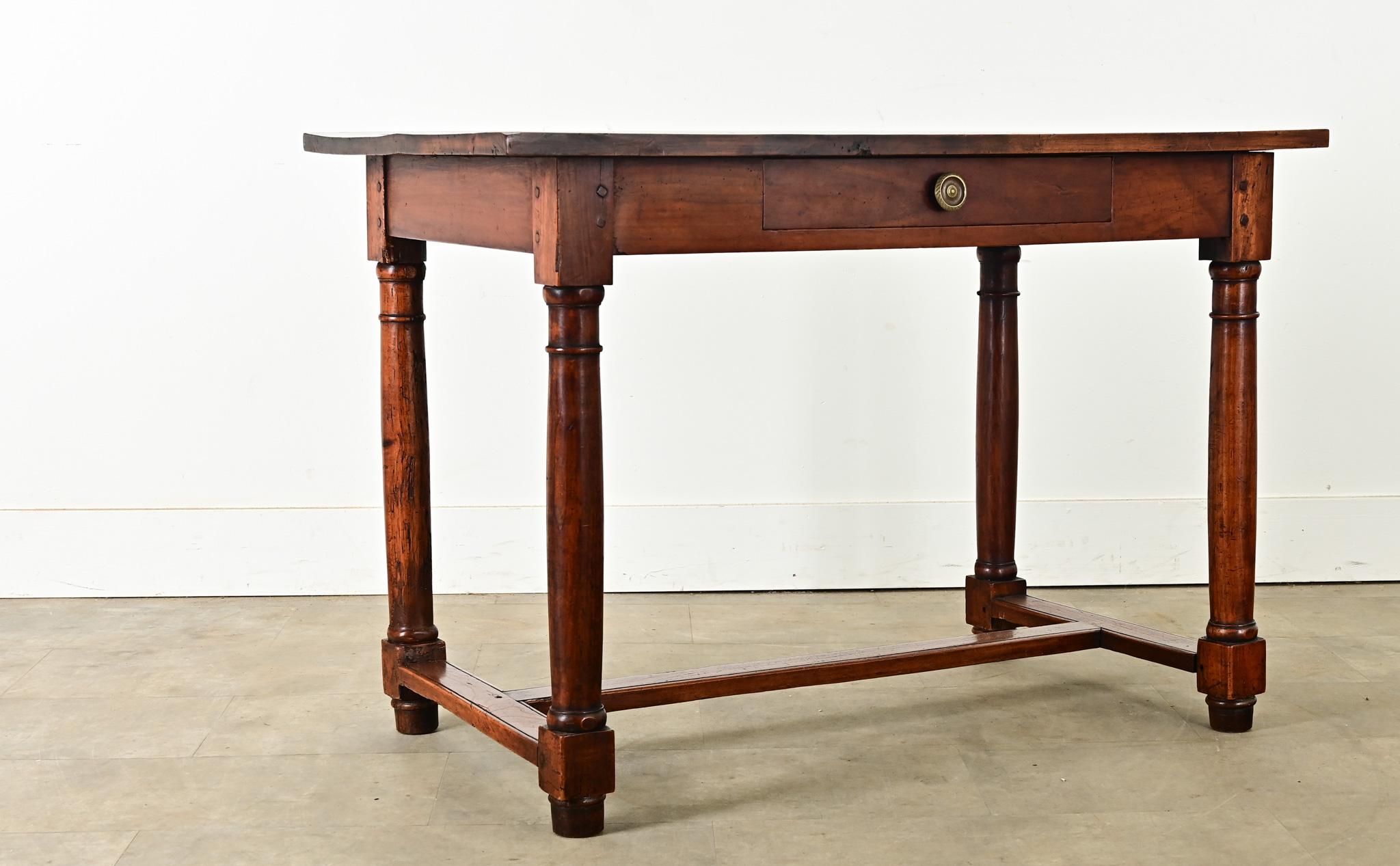 Questa scrivania inglese in rovere si erge dignitosa sulle sue quattro robuste gambe, caratterizzate dalle colonne a forma di sigaro che sostengono le due tavole del piano. Un cassetto per penne poco profondo si inserisce comodamente nel grembiule,