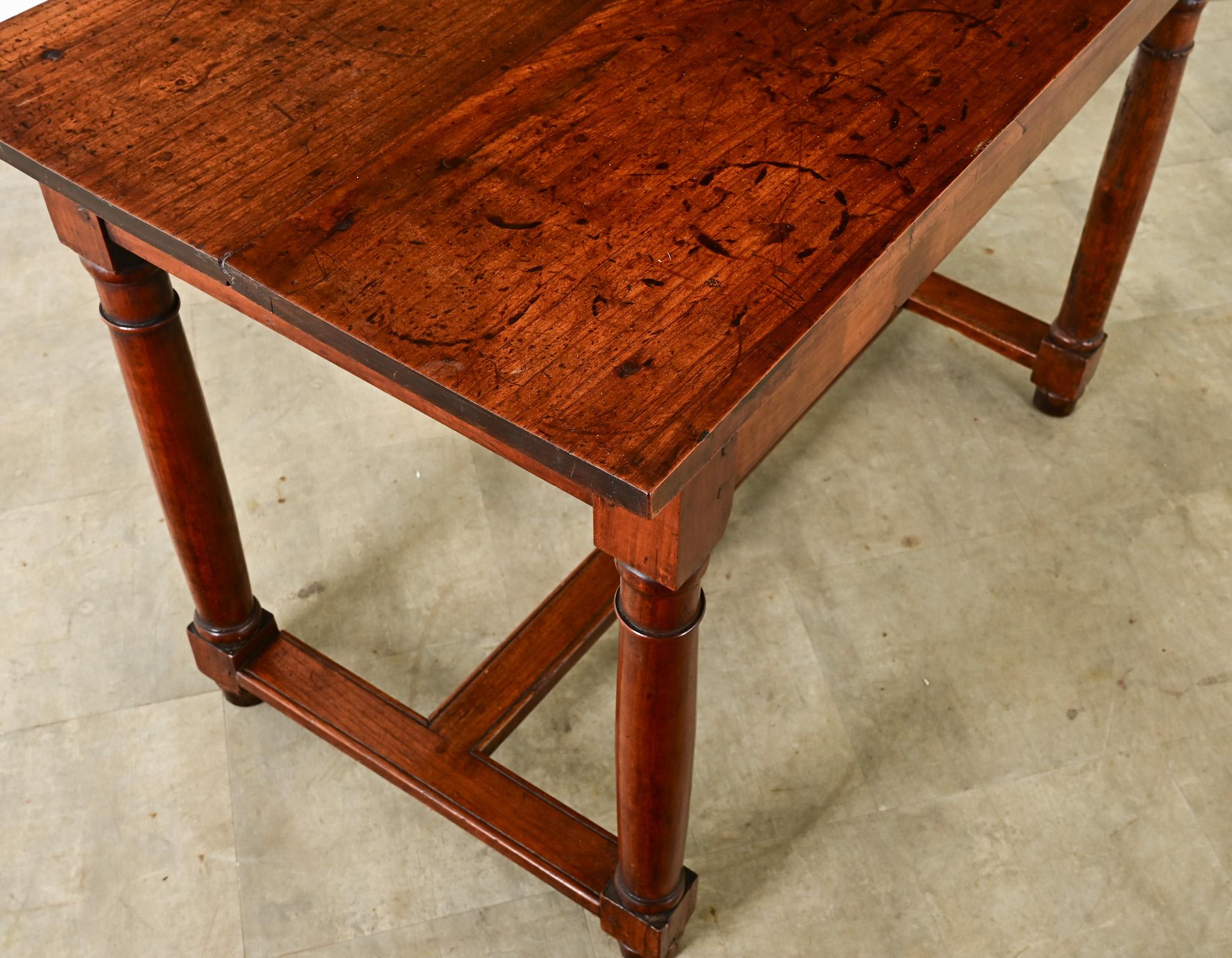 Intagliato a mano Scrivania inglese del XIX secolo in Oak massiccio in vendita