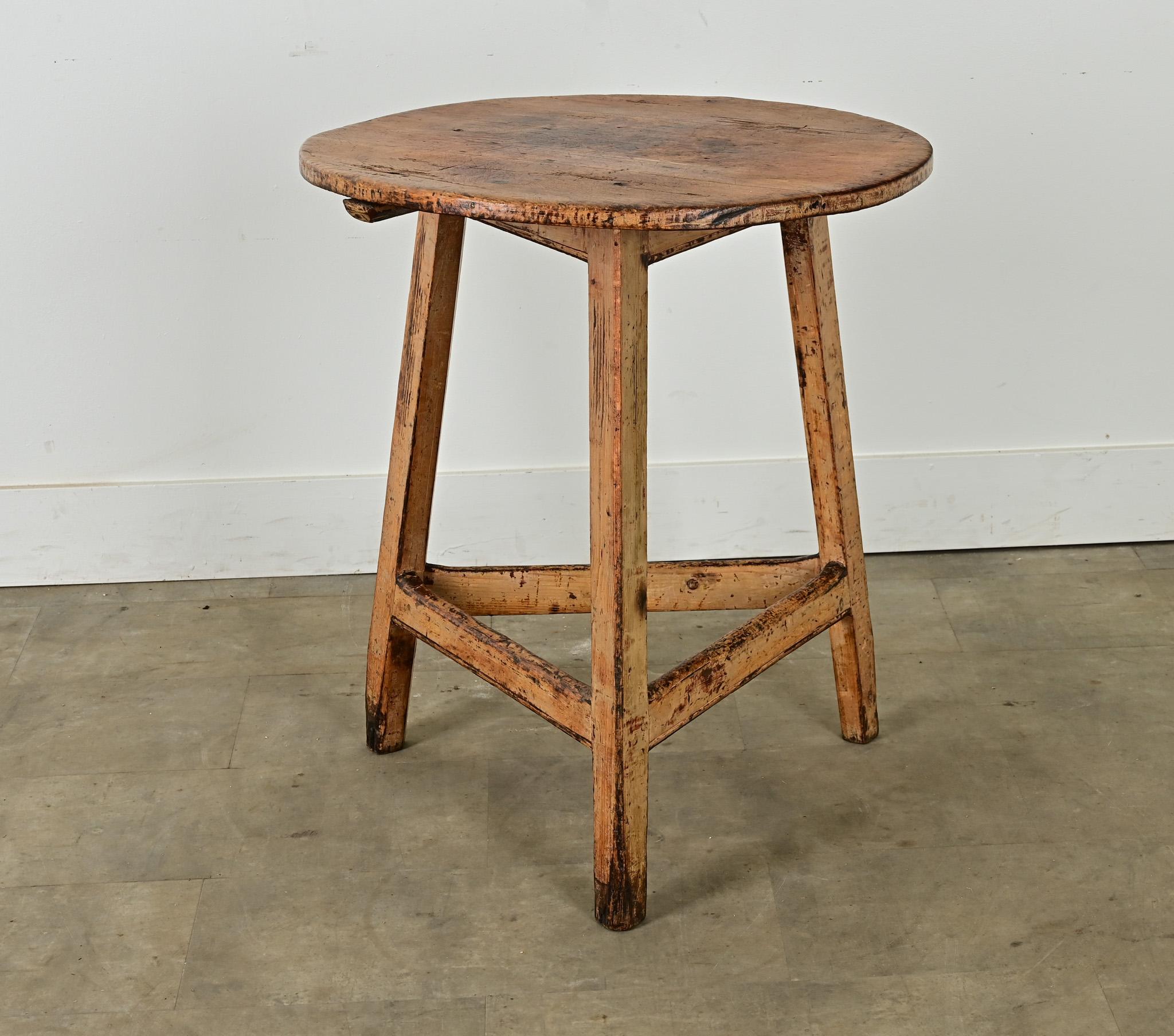 Table de cricket anglaise en pin massif utilisée par les marqueurs pour les parties de cricket en plein air. Le plateau en planches simples repose sur le cadre de la table, dont les trois pieds évasés et l'entretoise triangulaire assurent un soutien