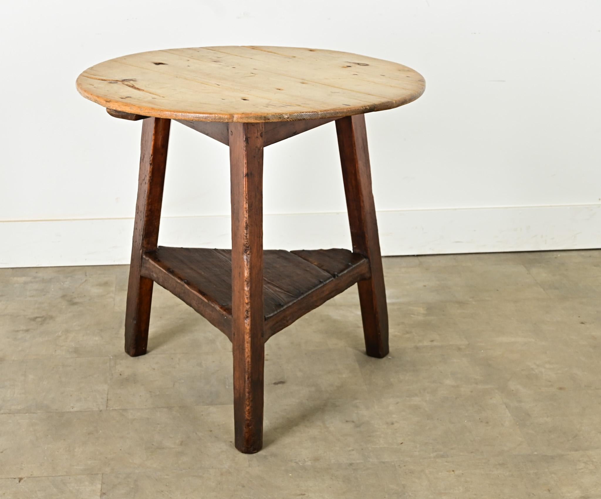 Une fantastique table de cricket anglaise, en pin massif, datant du 19e siècle. Ces charmantes antiquités font des tables d'appoint élégantes, bien qu'elles aient été fabriquées dans un but utilitaire. Utilisée comme table de marque dans le jeu de