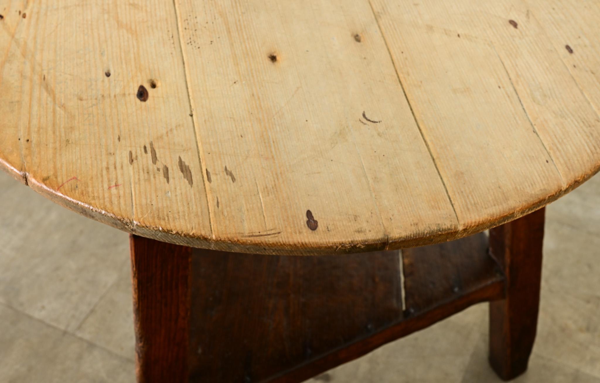 Table de criquet anglaise du 19ème siècle en pin massif Bon état - En vente à Baton Rouge, LA