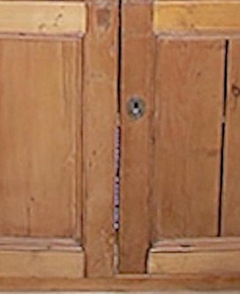 XIXe siècle Buffet anglais du 19ème siècle teinté avec deux portes solides et une étagère en vente