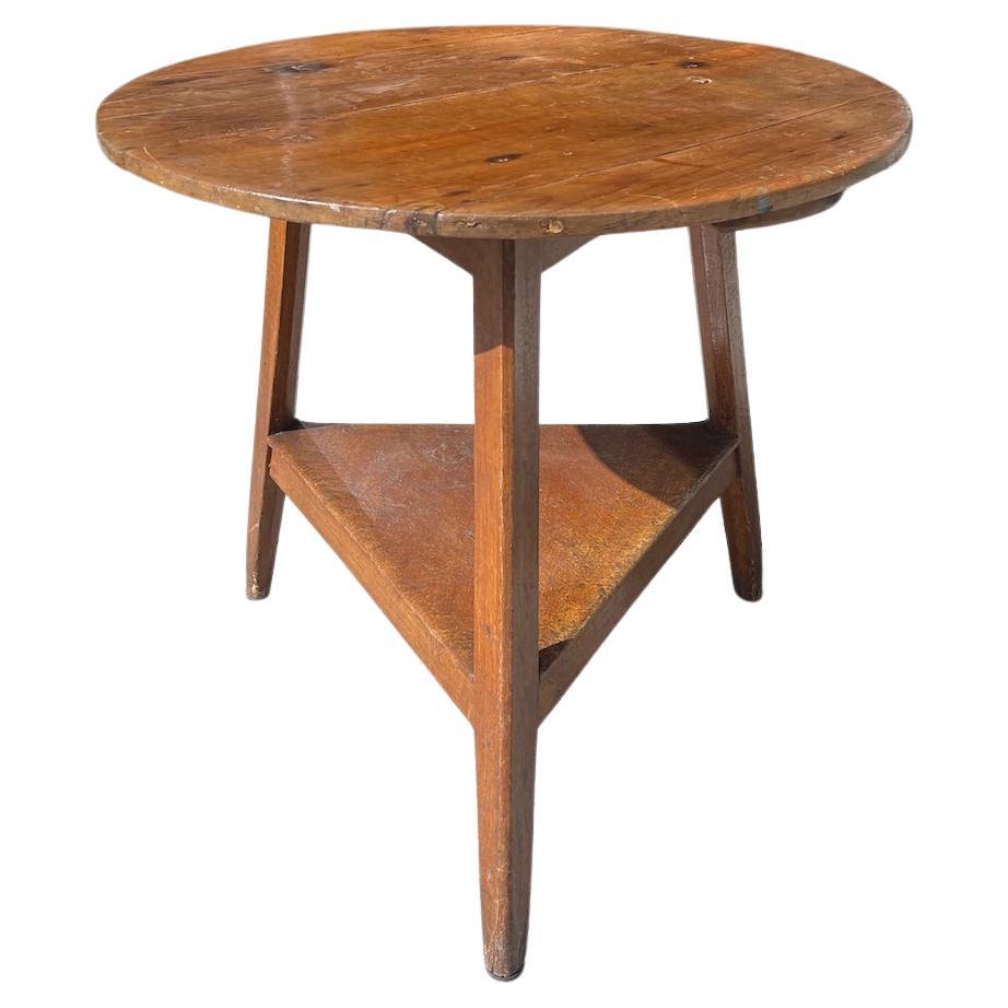 Dies ist ein schönes Beispiel für einen englischen Kricket-Tisch aus dem 19. Er ist aus Kiefernholz gefertigt und verfügt über eine untere Ablage.