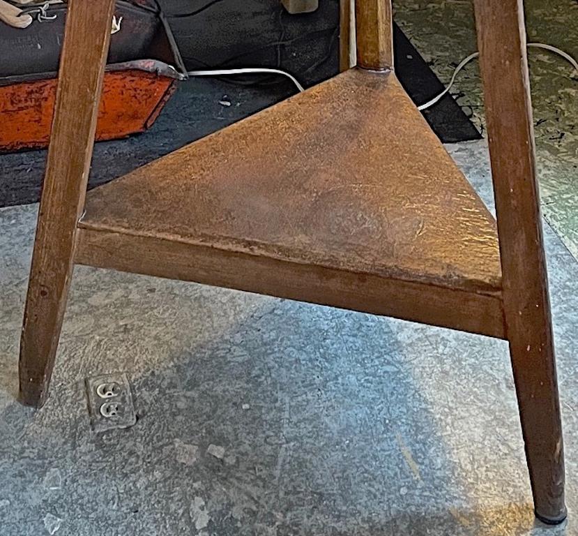 Englischer Crickettisch aus gebeiztem Kiefernholz aus dem 19. Jahrhundert mit niedrigem Regal im Zustand „Starke Gebrauchsspuren“ im Angebot in Santa Monica, CA