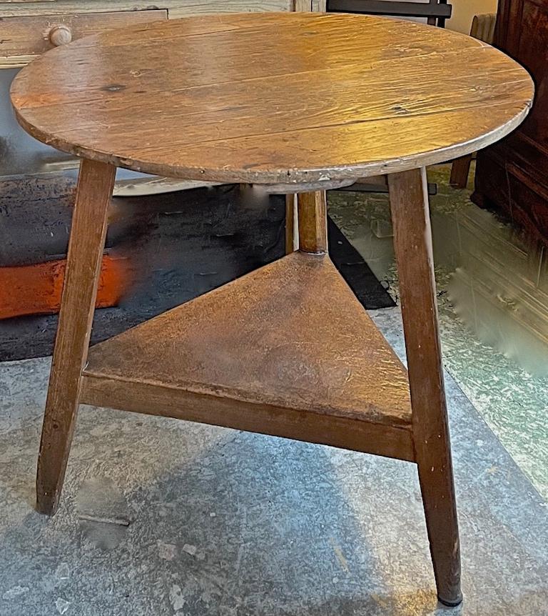 Englischer Crickettisch aus gebeiztem Kiefernholz aus dem 19. Jahrhundert mit niedrigem Regal im Angebot 1
