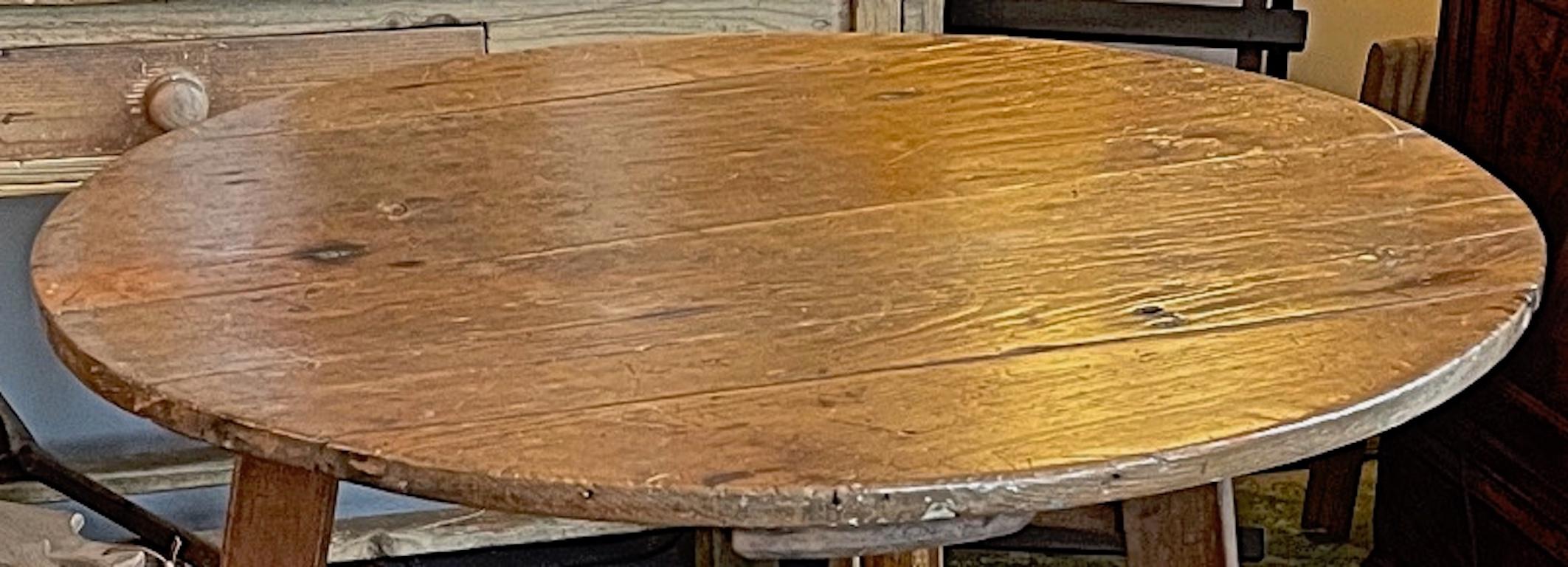 Englischer Crickettisch aus gebeiztem Kiefernholz aus dem 19. Jahrhundert mit niedrigem Regal im Angebot 5
