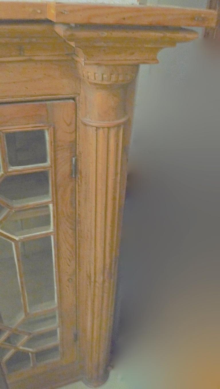 Englisches zweiteiliges Kiefernholz-Bücherregal mit 4 Türen und 3 Einlegeböden aus dem 19. Jahrhundert im Angebot 4