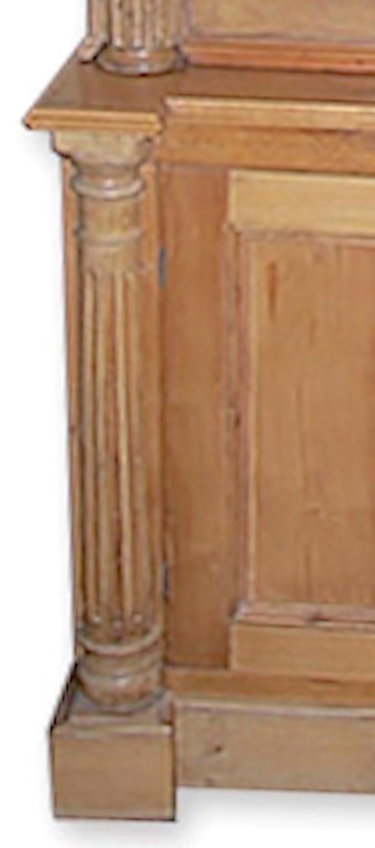 Englisches zweiteiliges Kiefernholz-Bücherregal mit 4 Türen und 3 Einlegeböden aus dem 19. Jahrhundert im Angebot 8