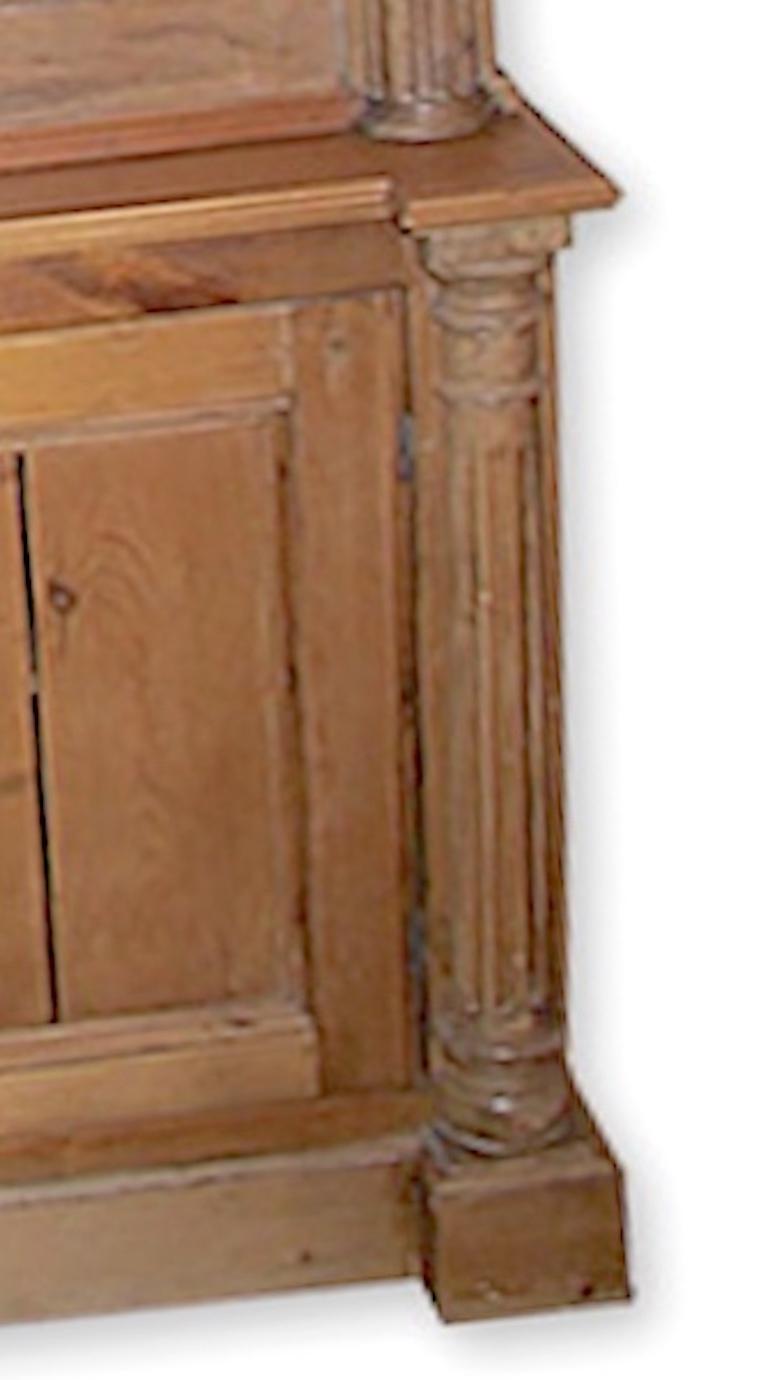 Englisches zweiteiliges Kiefernholz-Bücherregal mit 4 Türen und 3 Einlegeböden aus dem 19. Jahrhundert im Angebot 9