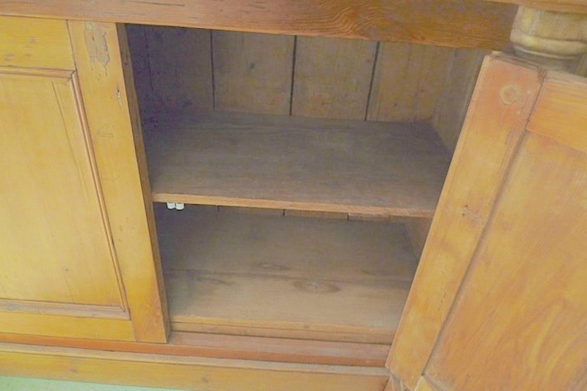 Englisches zweiteiliges Kiefernholz-Bücherregal mit 4 Türen und 3 Einlegeböden aus dem 19. Jahrhundert im Angebot 13