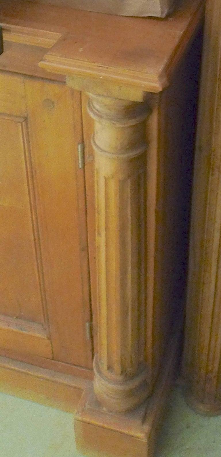 Englisches zweiteiliges Kiefernholz-Bücherregal mit 4 Türen und 3 Einlegeböden aus dem 19. Jahrhundert im Angebot 14