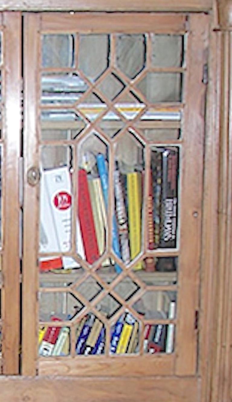 Englisches zweiteiliges Kiefernholz-Bücherregal mit 4 Türen und 3 Einlegeböden aus dem 19. Jahrhundert im Zustand „Starke Gebrauchsspuren“ im Angebot in Santa Monica, CA