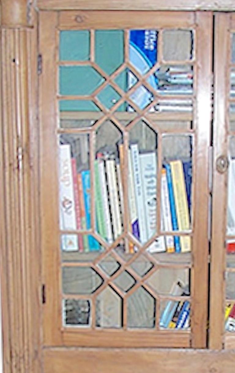 Englisches zweiteiliges Kiefernholz-Bücherregal mit 4 Türen und 3 Einlegeböden aus dem 19. Jahrhundert (Glas) im Angebot