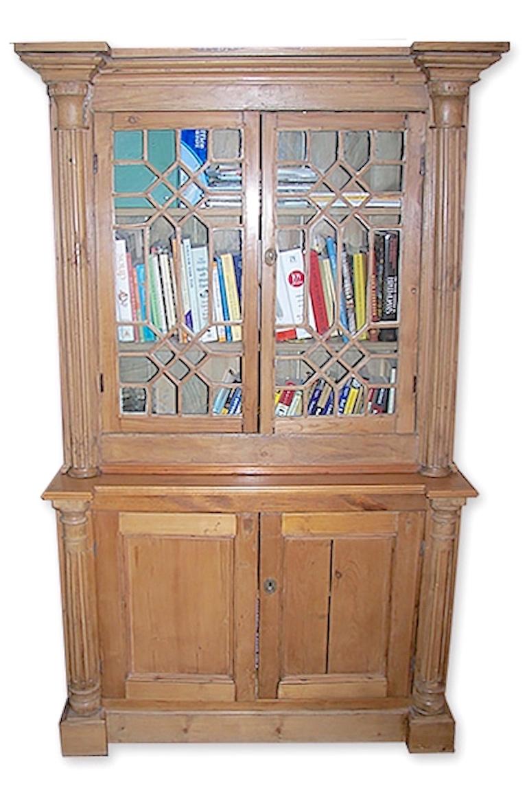 Englisches zweiteiliges Kiefernholz-Bücherregal mit 4 Türen und 3 Einlegeböden aus dem 19. Jahrhundert im Angebot