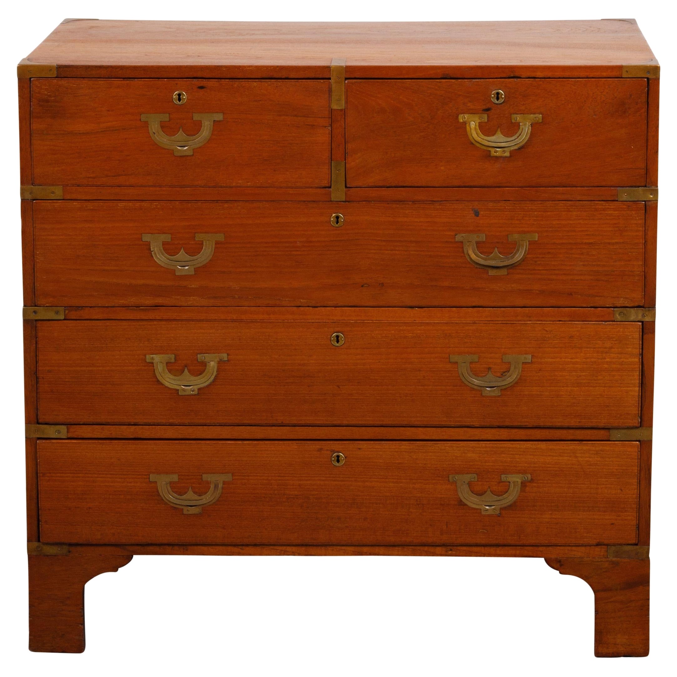 Commode de campagne anglaise en teck du 19ème siècle avec cinq tiroirs et quincaillerie en laiton en vente