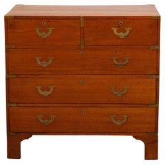 Commode de campagne anglaise en teck du 19ème siècle avec cinq tiroirs et quincaillerie en laiton
