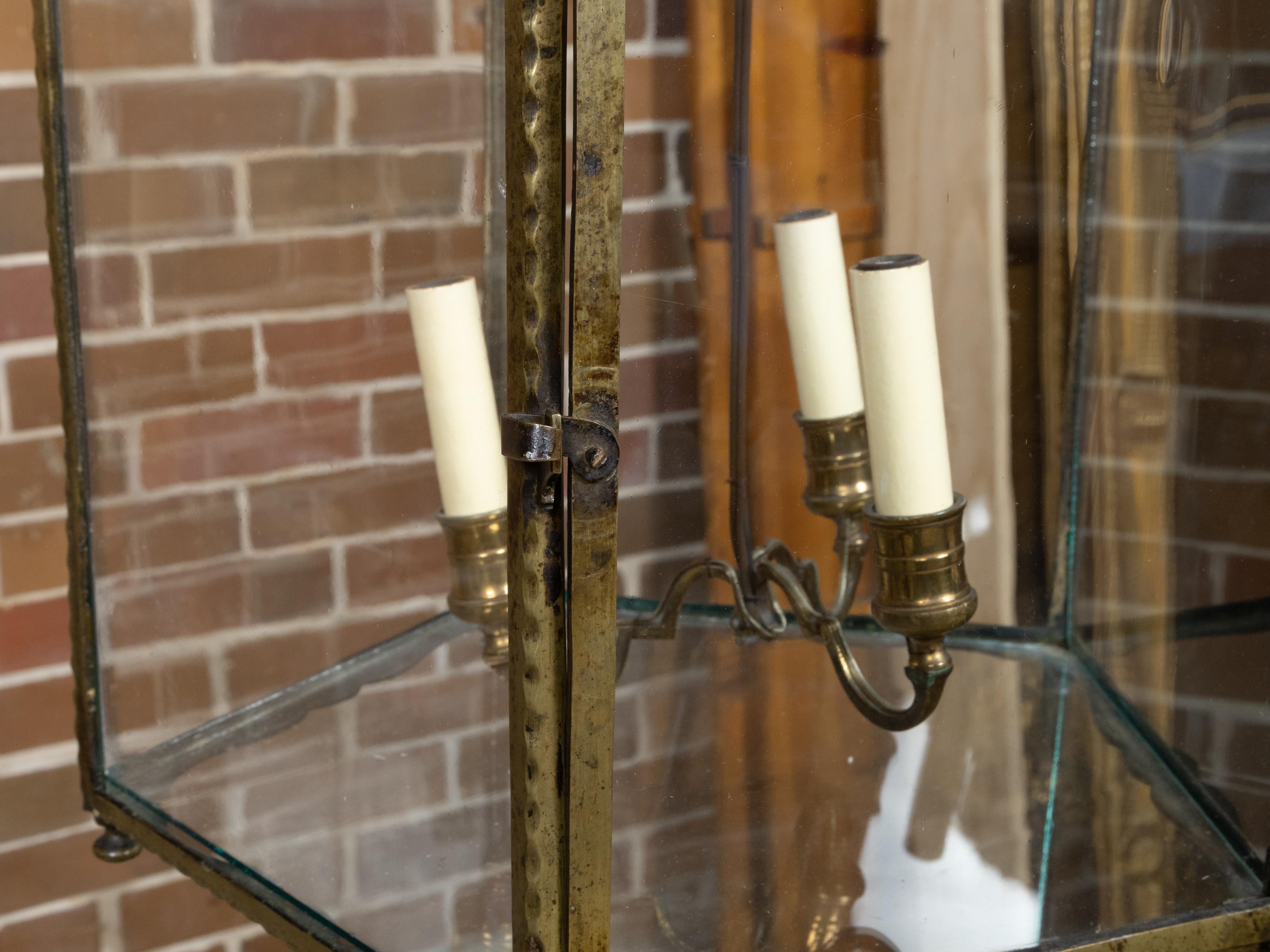 Linterna inglesa de bronce de tres luces del siglo XIX con paneles de cristal, cableada en EE.UU. en venta 5