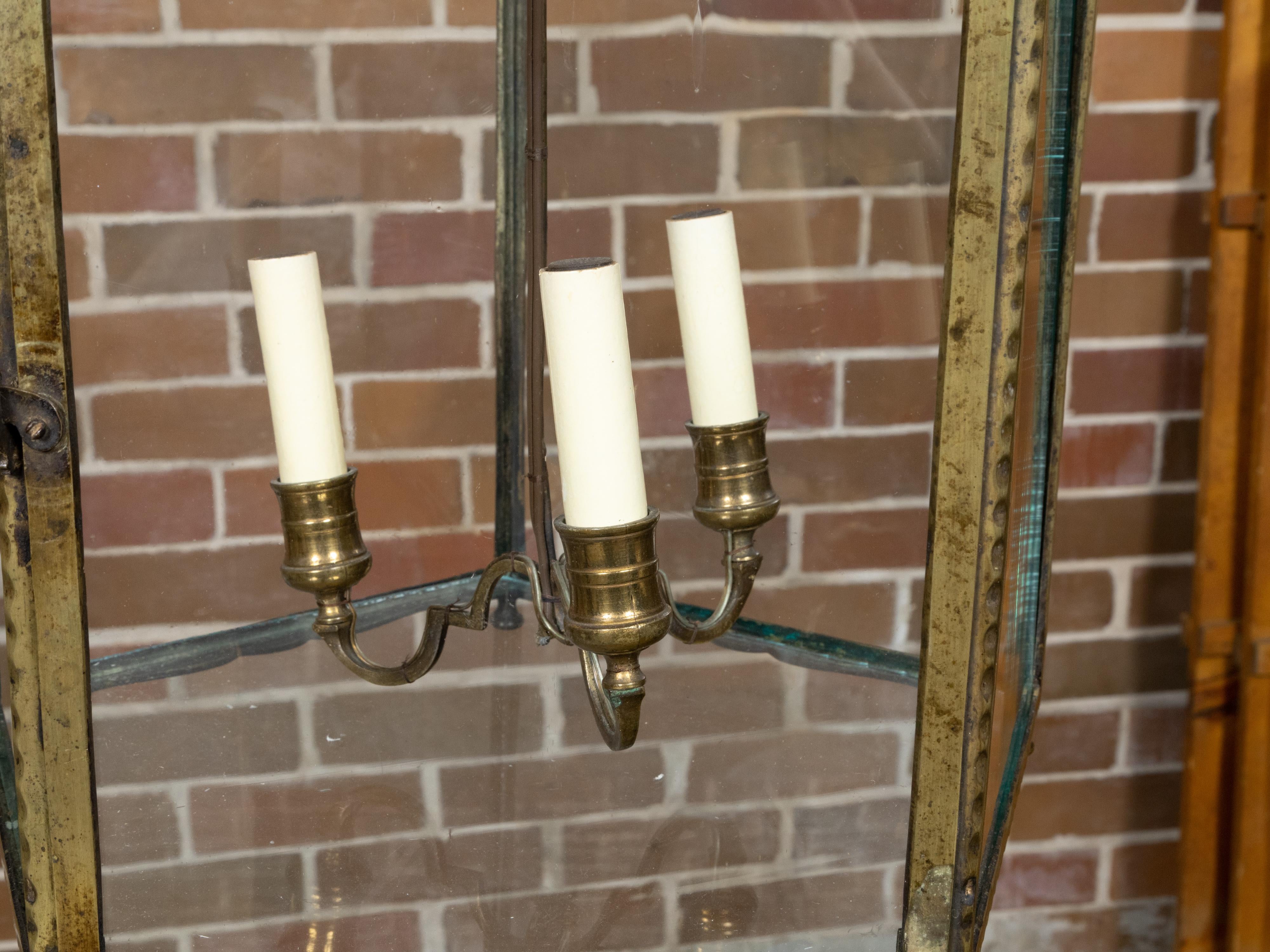 Linterna inglesa de bronce de tres luces del siglo XIX con paneles de cristal, cableada en EE.UU. en venta 6