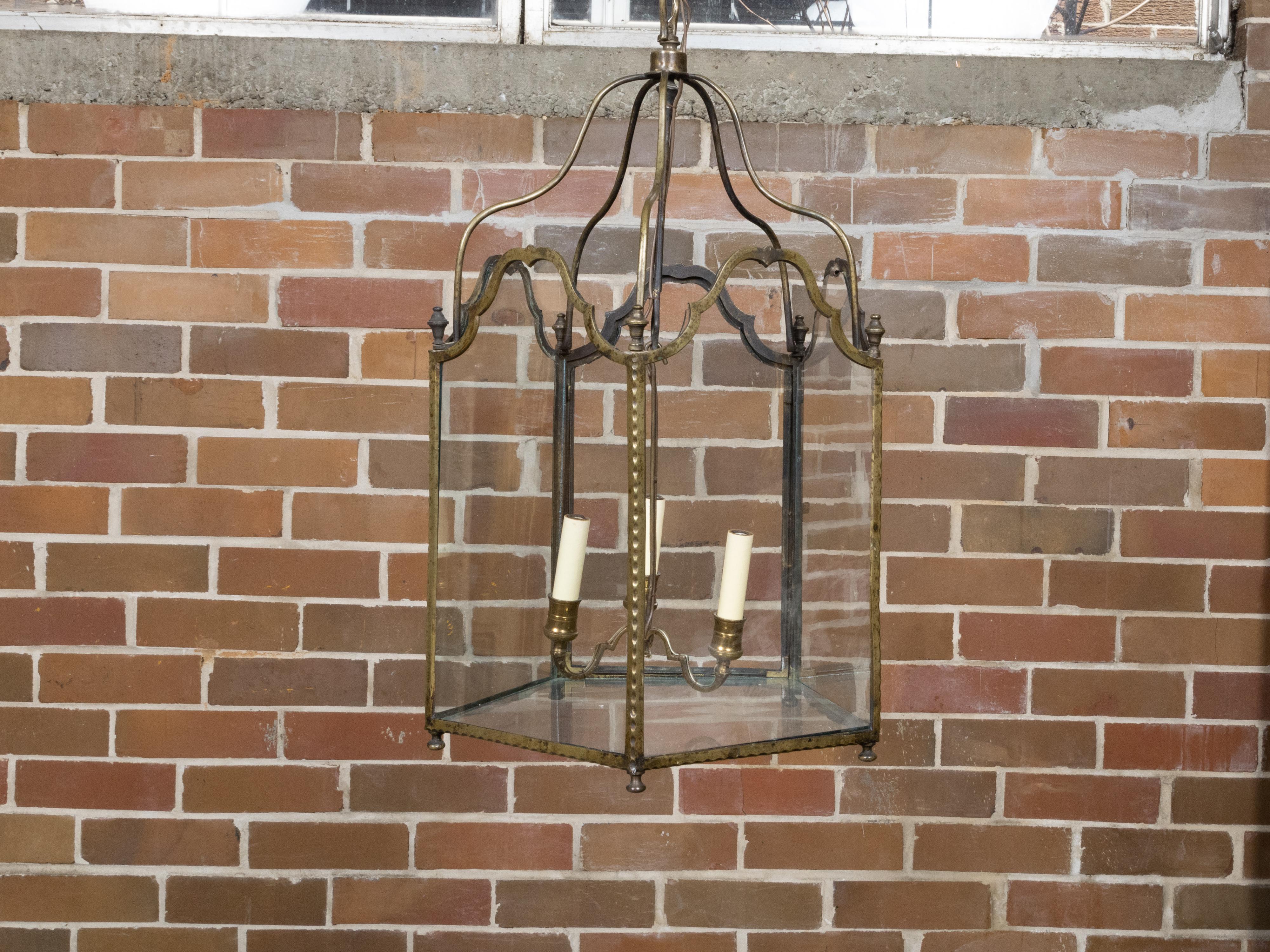 Linterna inglesa de bronce de tres luces del siglo XIX con paneles de cristal, cableada en EE.UU. Inglés en venta