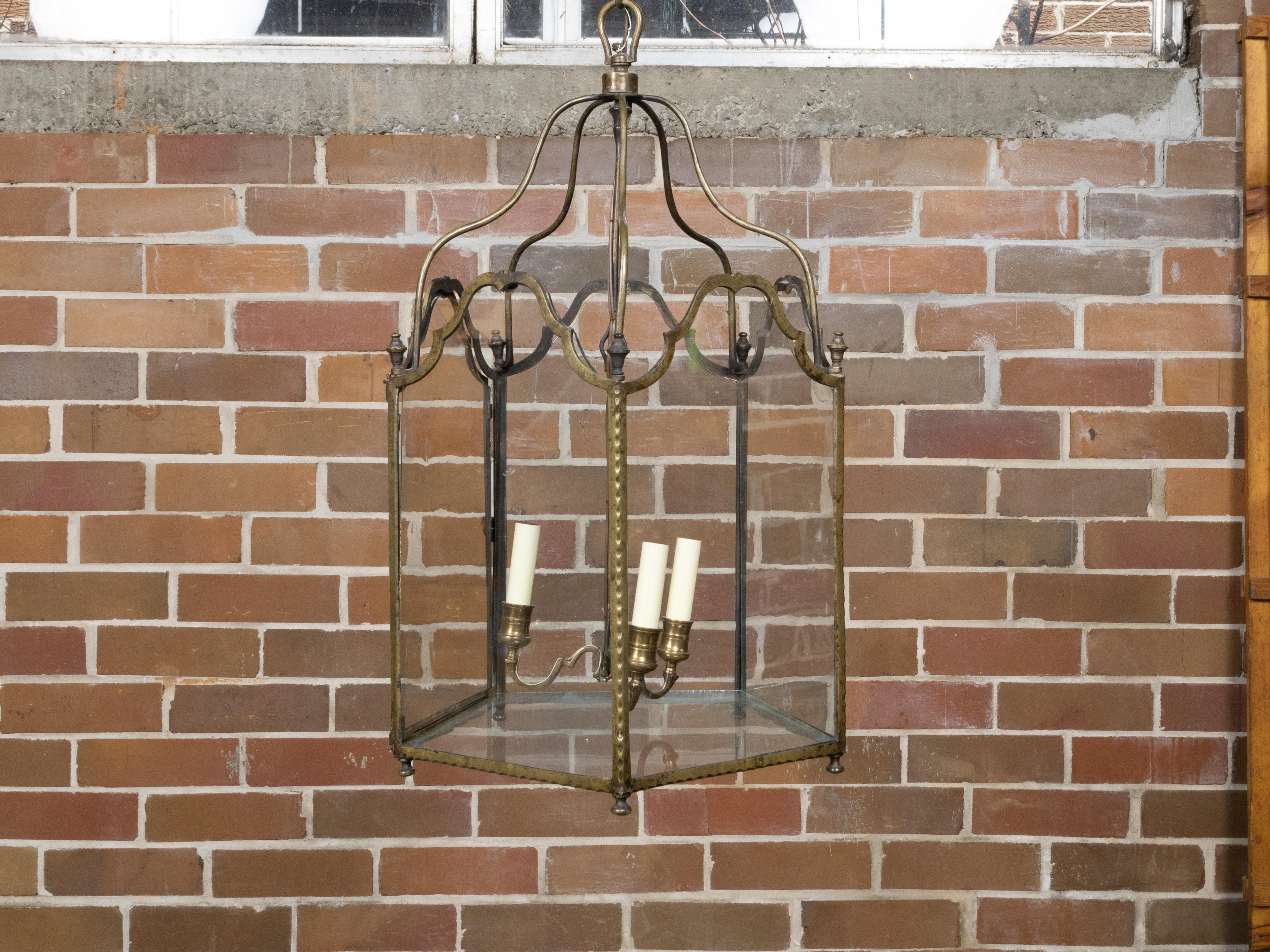Linterna inglesa de bronce de tres luces del siglo XIX con paneles de cristal, cableada en EE.UU. en Bueno estado para la venta en Atlanta, GA