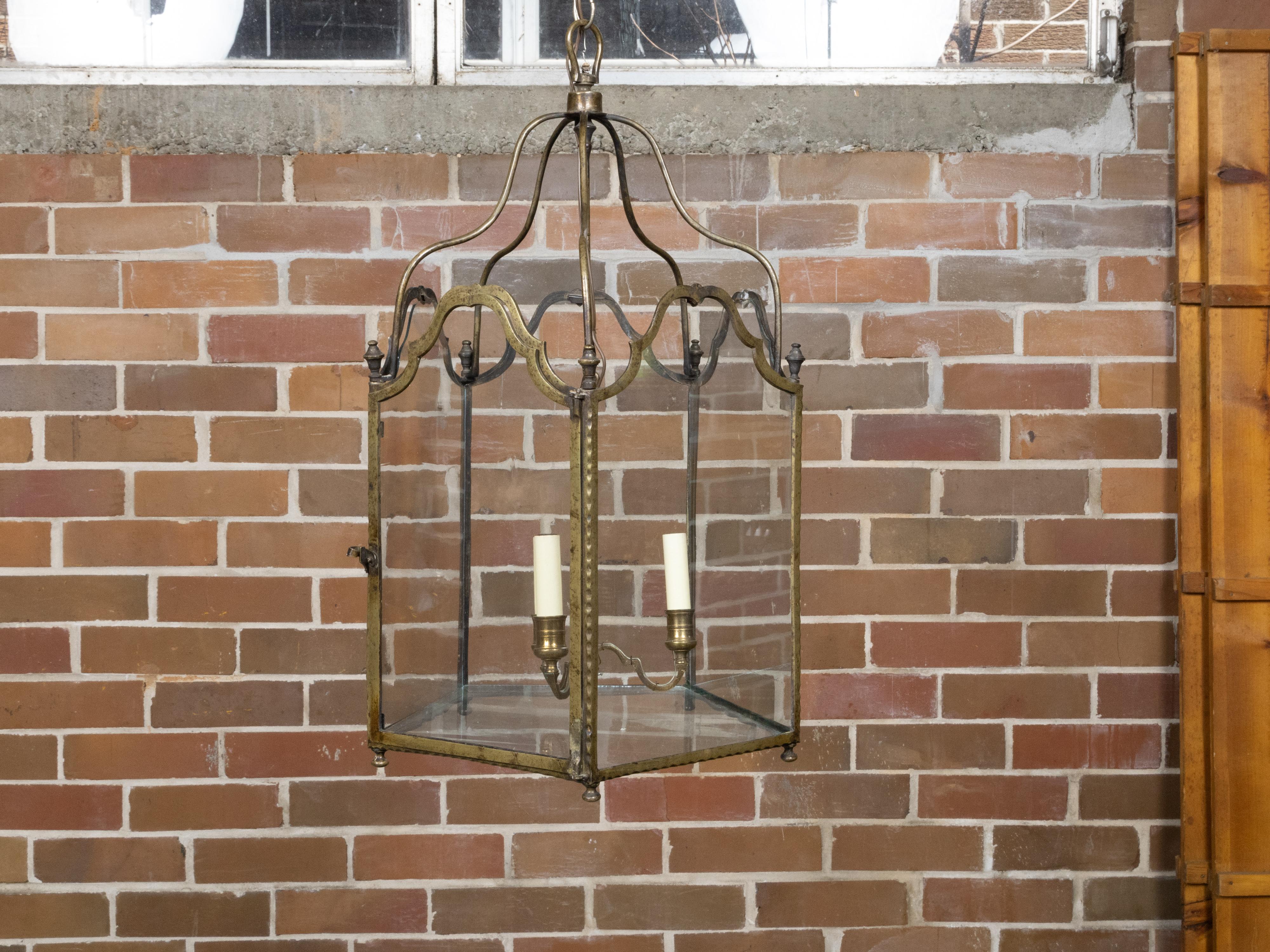 Linterna inglesa de bronce de tres luces del siglo XIX con paneles de cristal, cableada en EE.UU. Bronce en venta