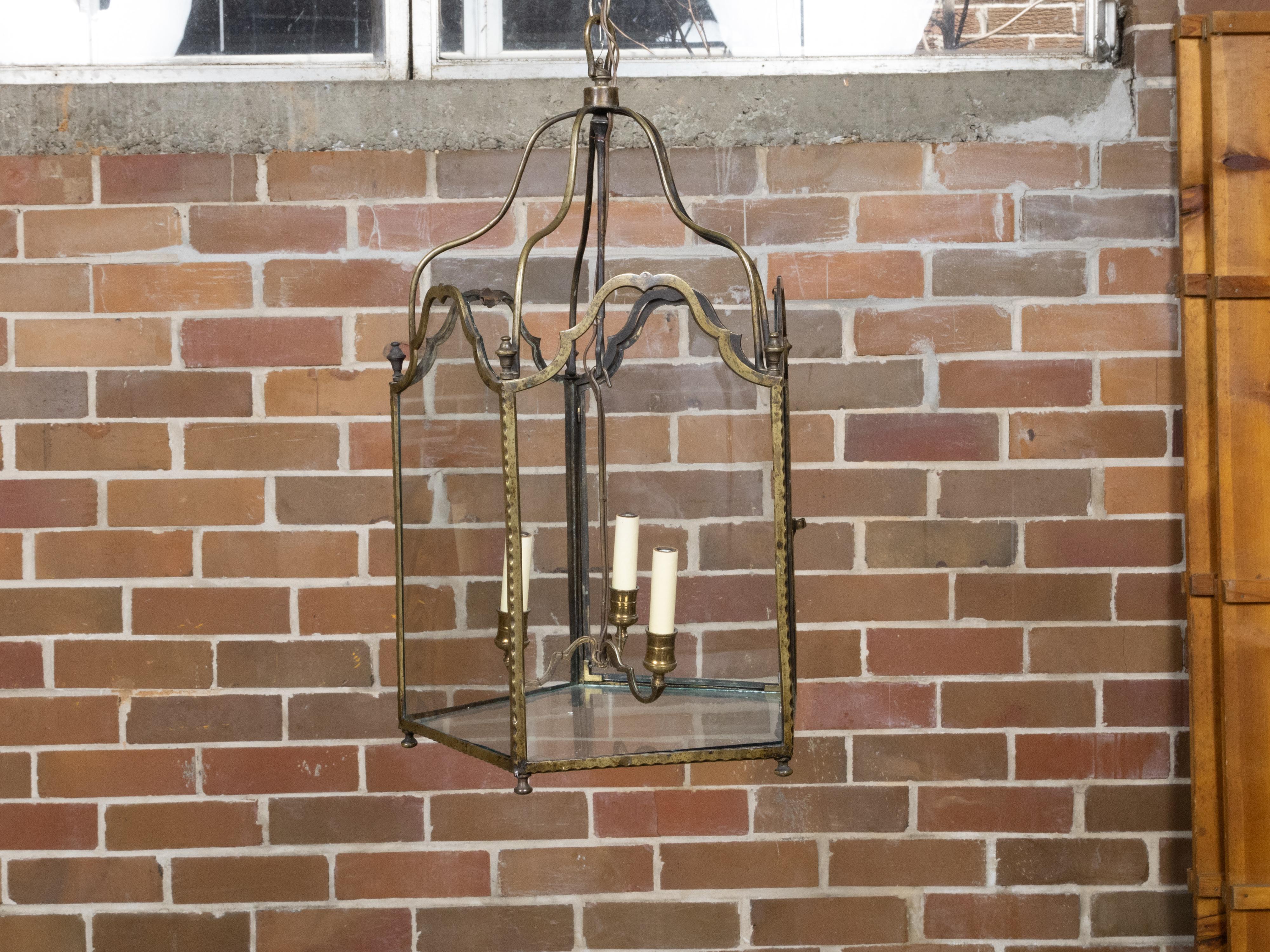 Linterna inglesa de bronce de tres luces del siglo XIX con paneles de cristal, cableada en EE.UU. en venta 1