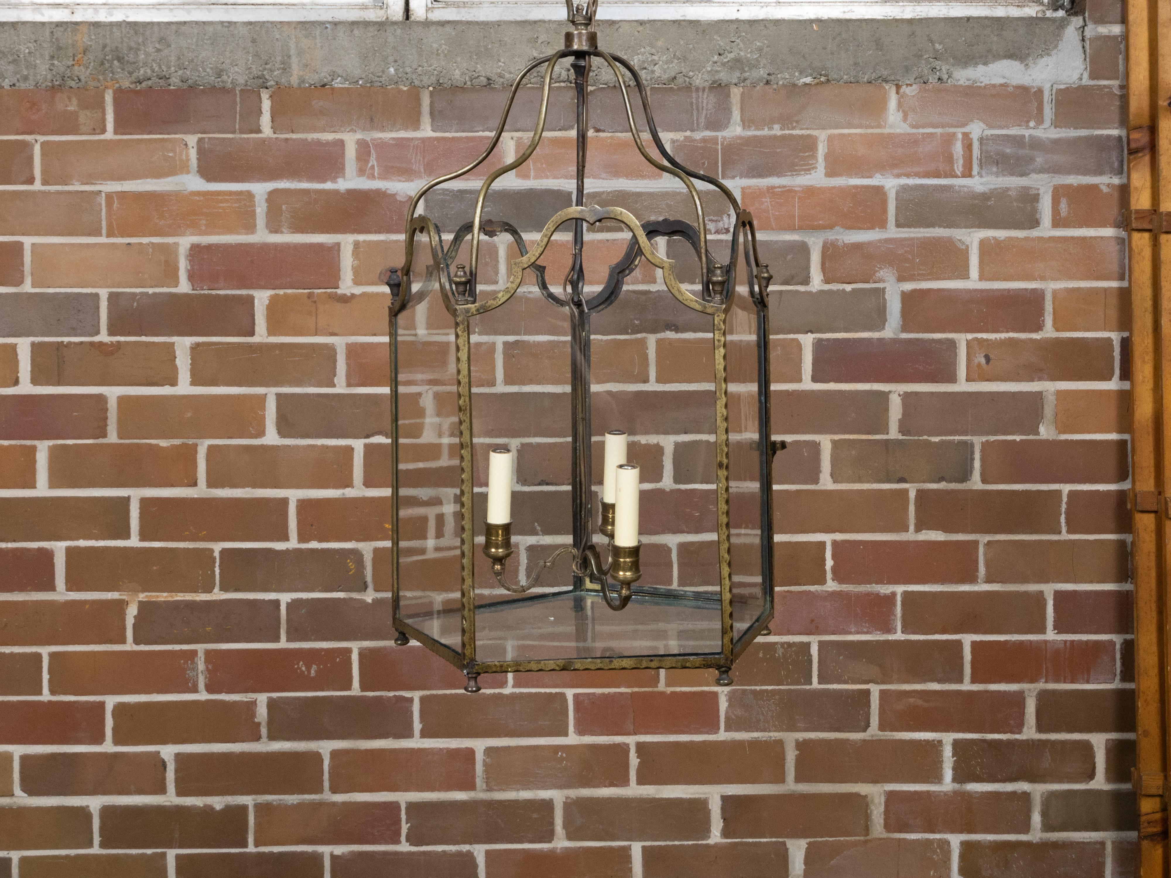 Linterna inglesa de bronce de tres luces del siglo XIX con paneles de cristal, cableada en EE.UU. en venta 2