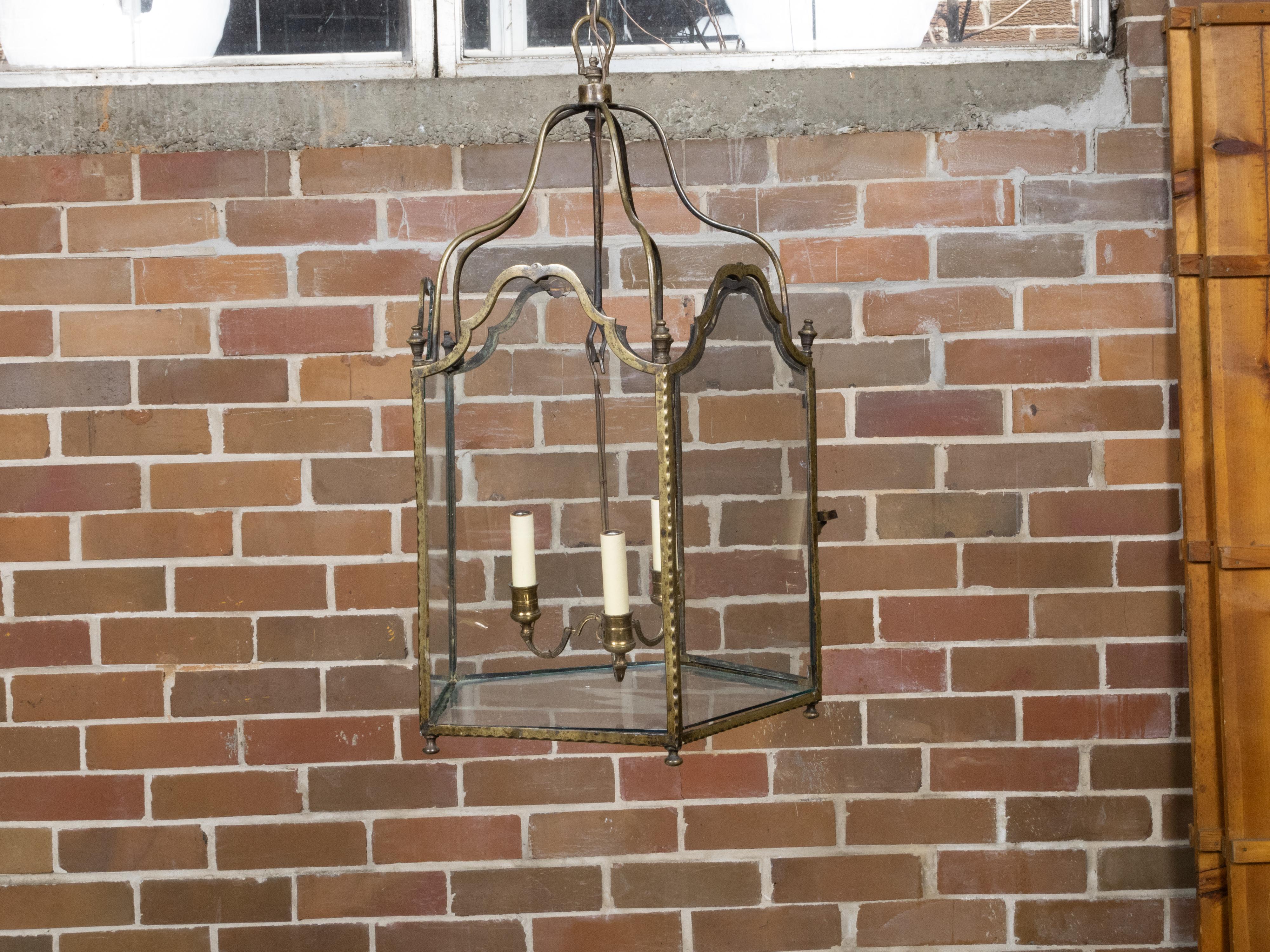 Linterna inglesa de bronce de tres luces del siglo XIX con paneles de cristal, cableada en EE.UU. en venta 3