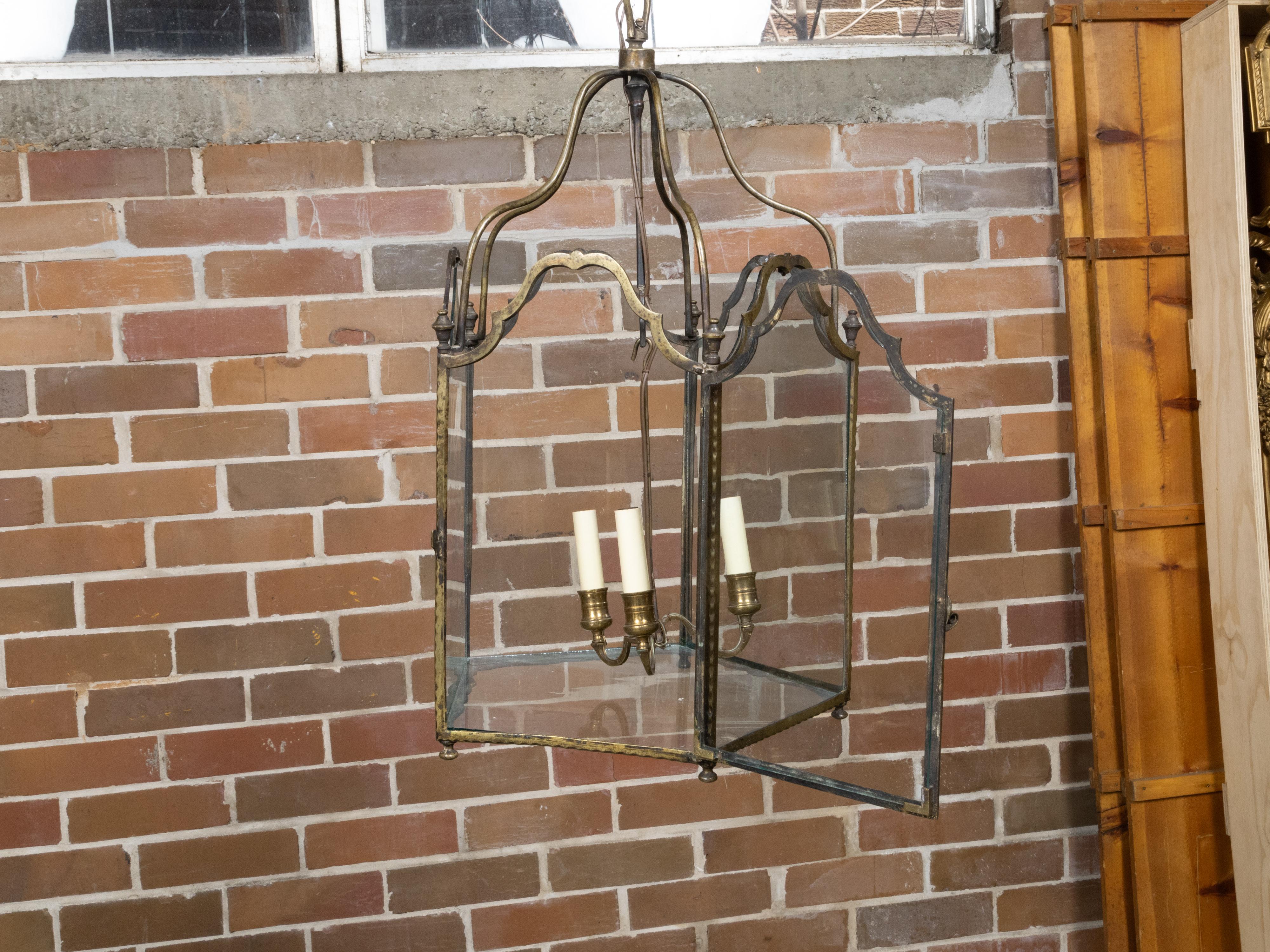 Linterna inglesa de bronce de tres luces del siglo XIX con paneles de cristal, cableada en EE.UU. en venta 4