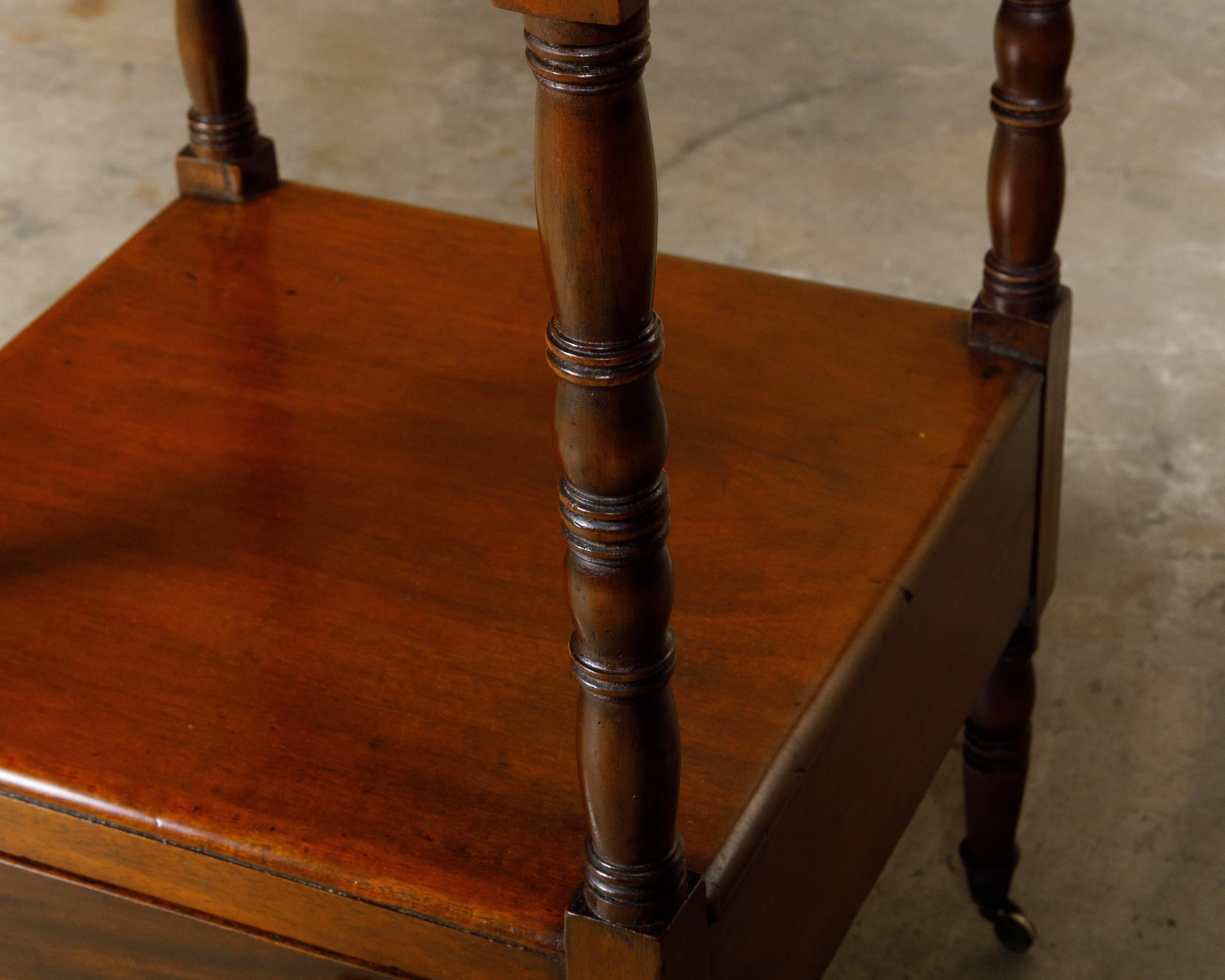 Englische dreistöckige Etagere des 19. Jahrhunderts mit niedriger Schublade und gedrechselten Stützen im Angebot 5