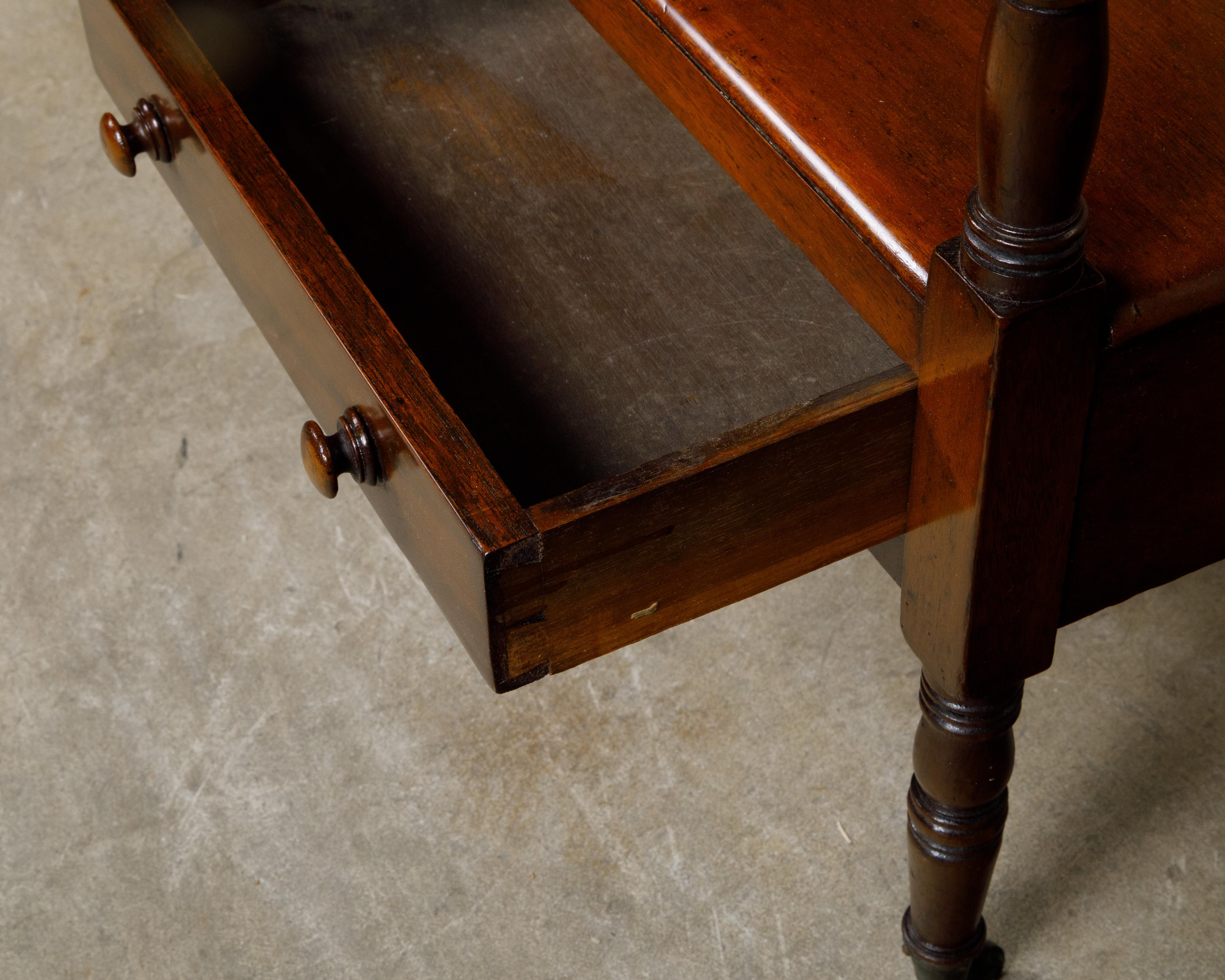 Étagère anglaise du XIXe siècle à trois niveaux avec tiroir bas et supports tournés en vente 2