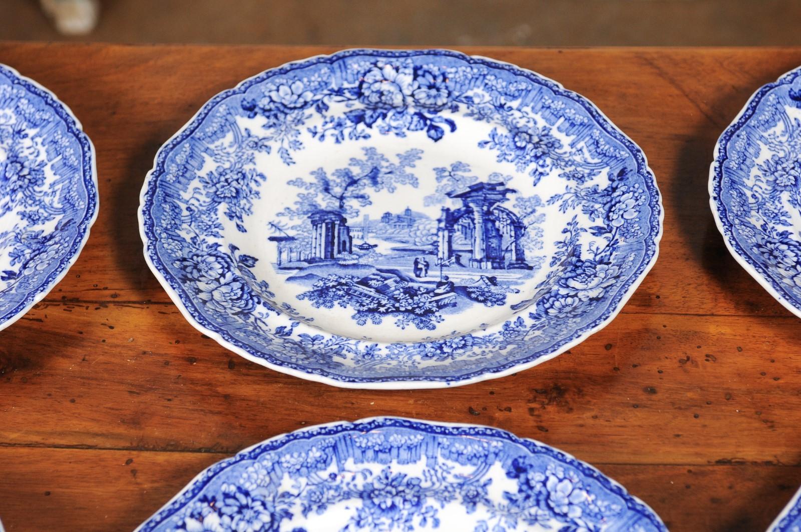 Assiettes transférées anglaises du 19ème siècle bleues et blanches avec ruines et décor floral en vente 4