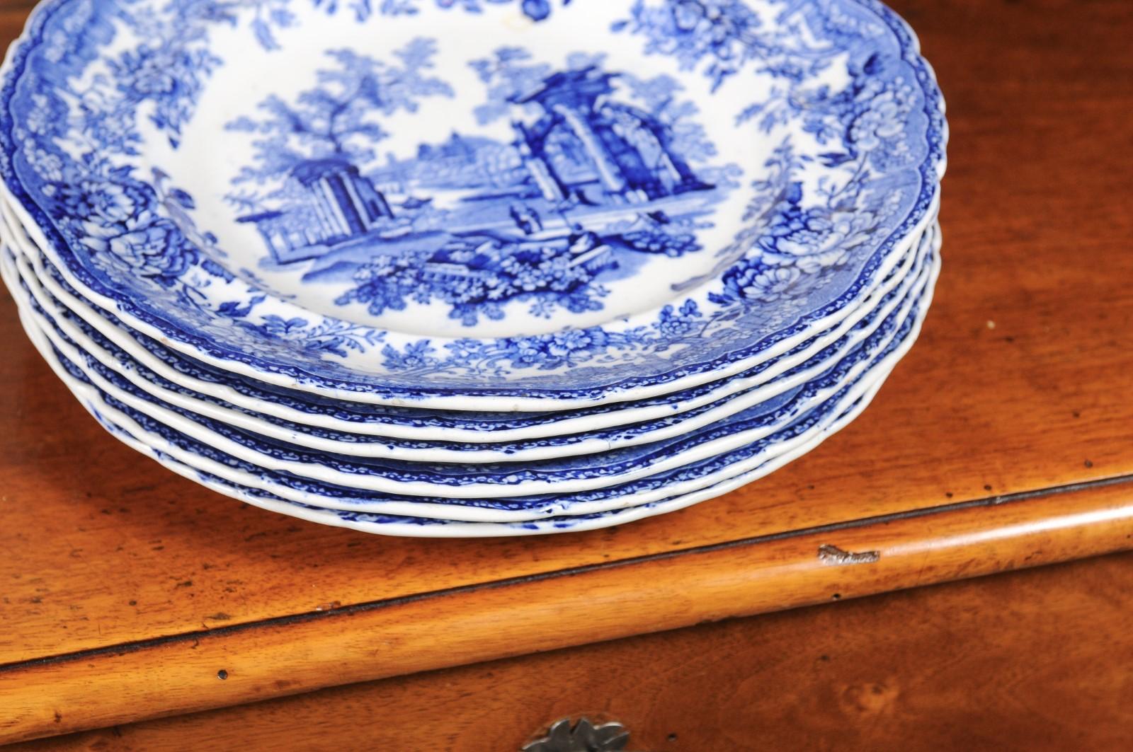 Assiettes transférées anglaises du 19ème siècle bleues et blanches avec ruines et décor floral en vente 5