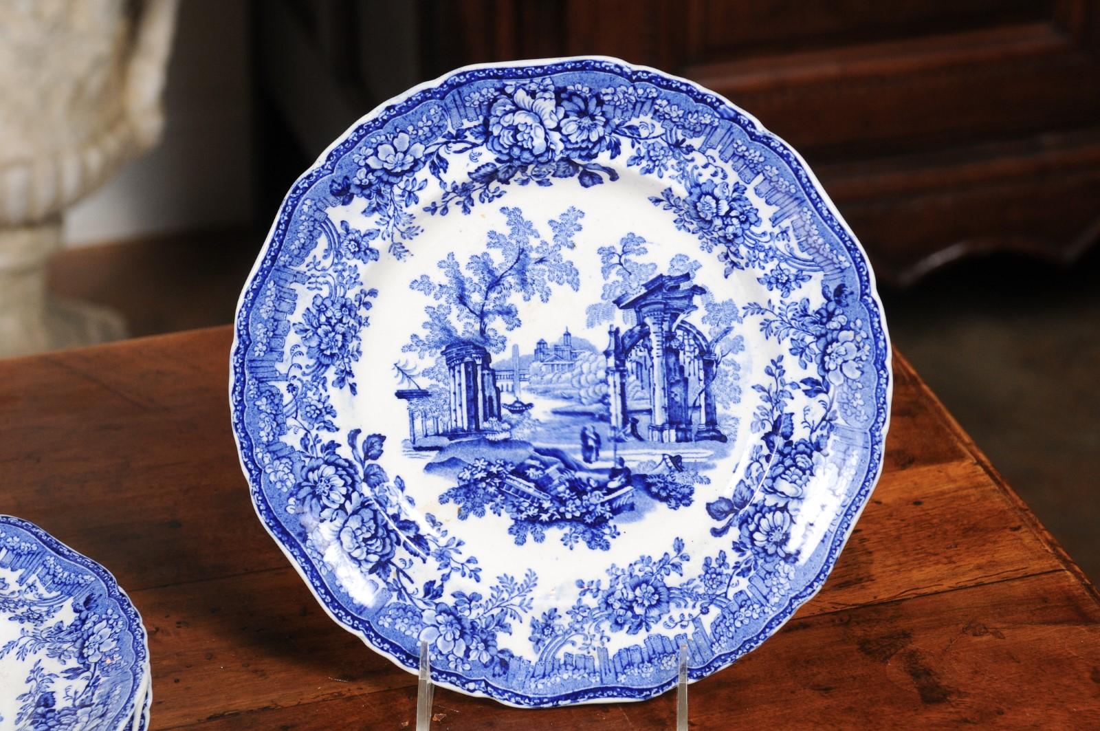 Anglais Assiettes transférées anglaises du 19ème siècle bleues et blanches avec ruines et décor floral en vente