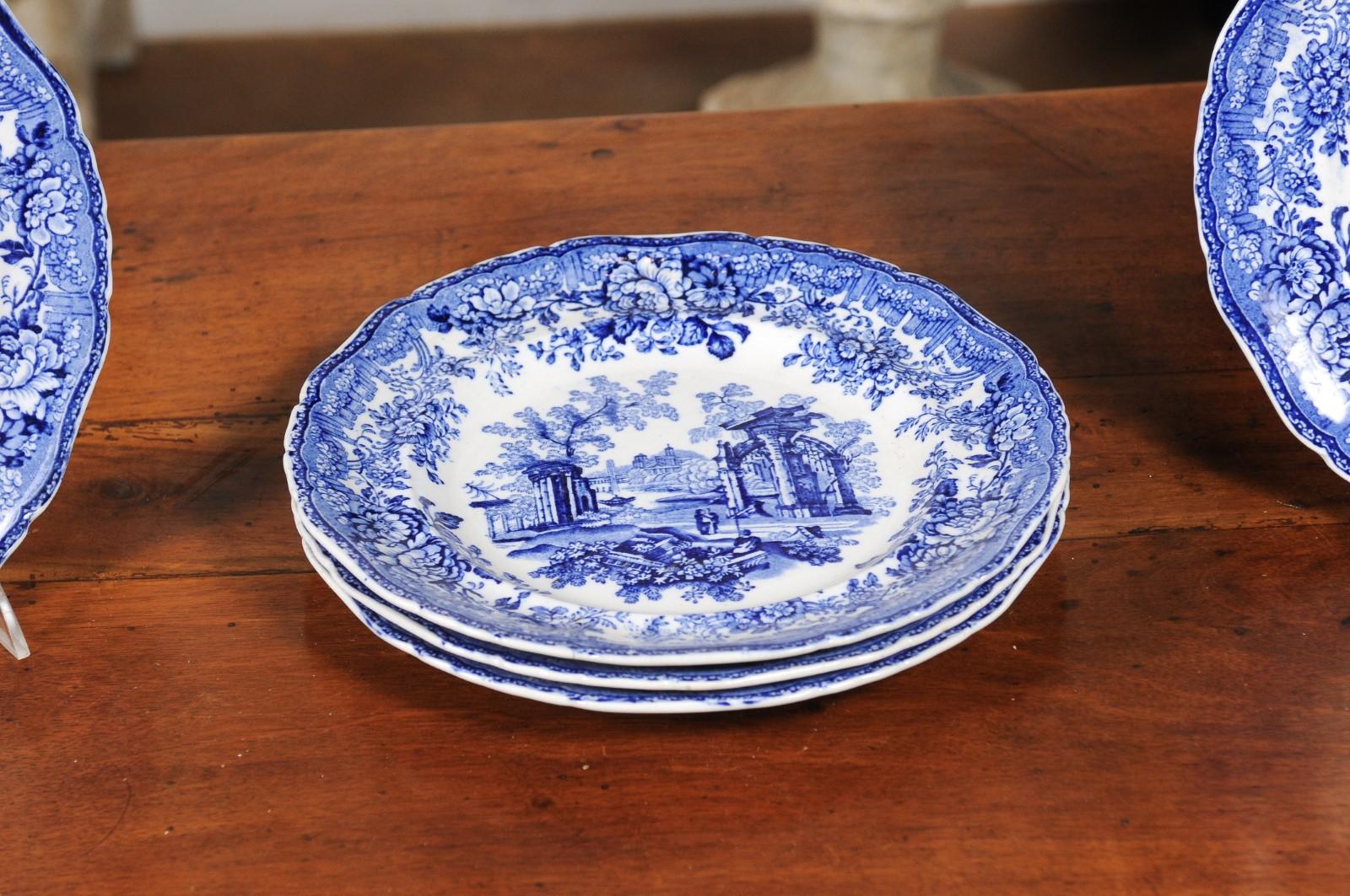 Assiettes transférées anglaises du 19ème siècle bleues et blanches avec ruines et décor floral Bon état - En vente à Atlanta, GA