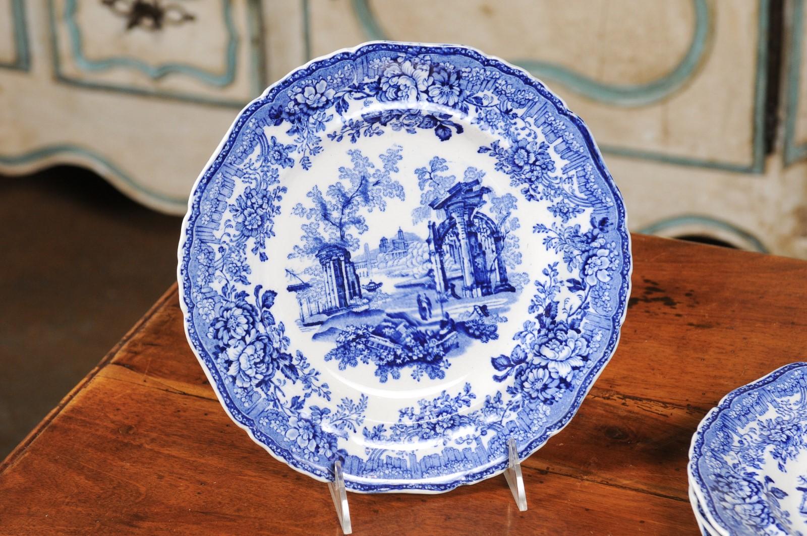 XIXe siècle Assiettes transférées anglaises du 19ème siècle bleues et blanches avec ruines et décor floral en vente