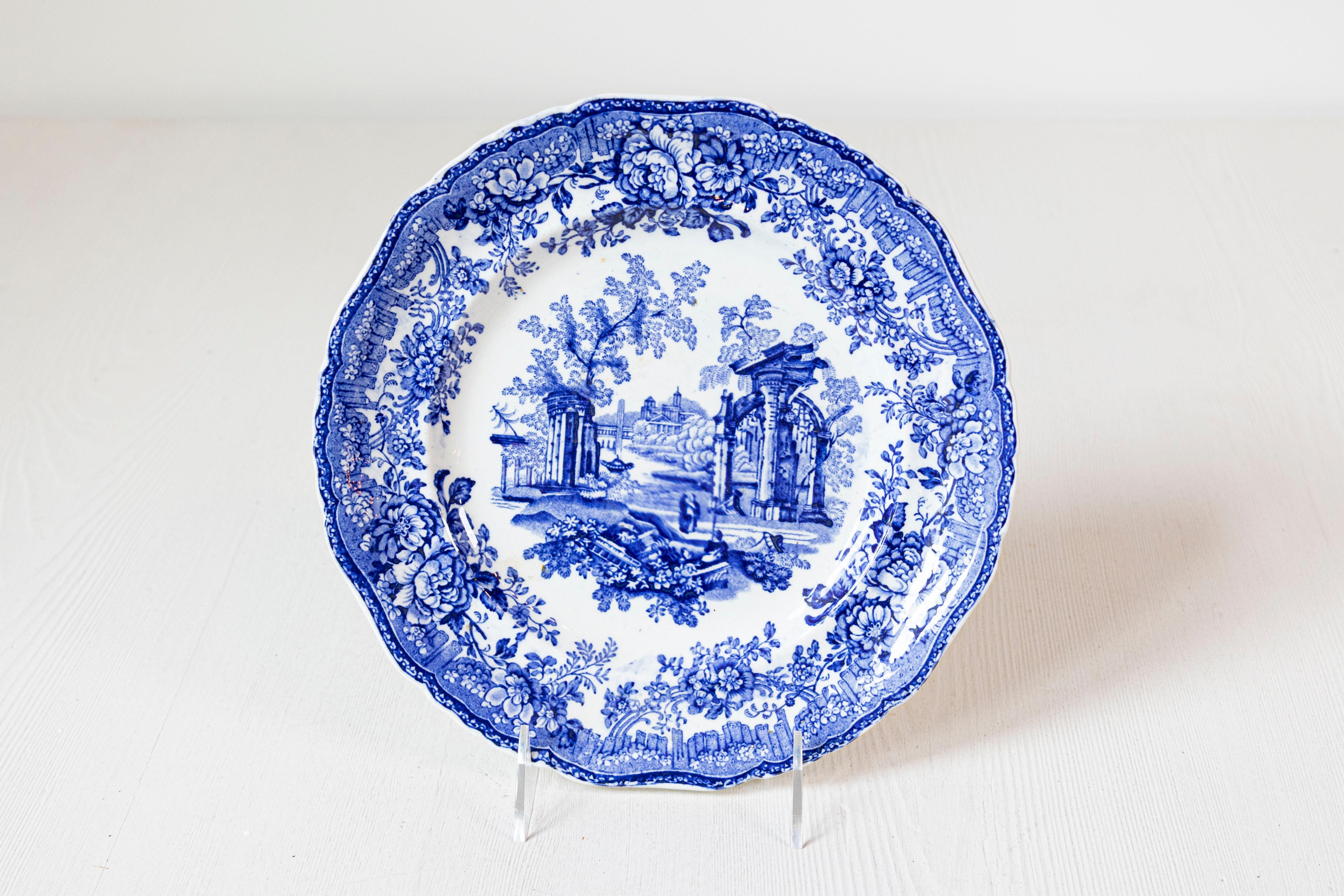 English 19th Century Transfer Blue and White Plates with Ruins and Floral Décor For Sale 1