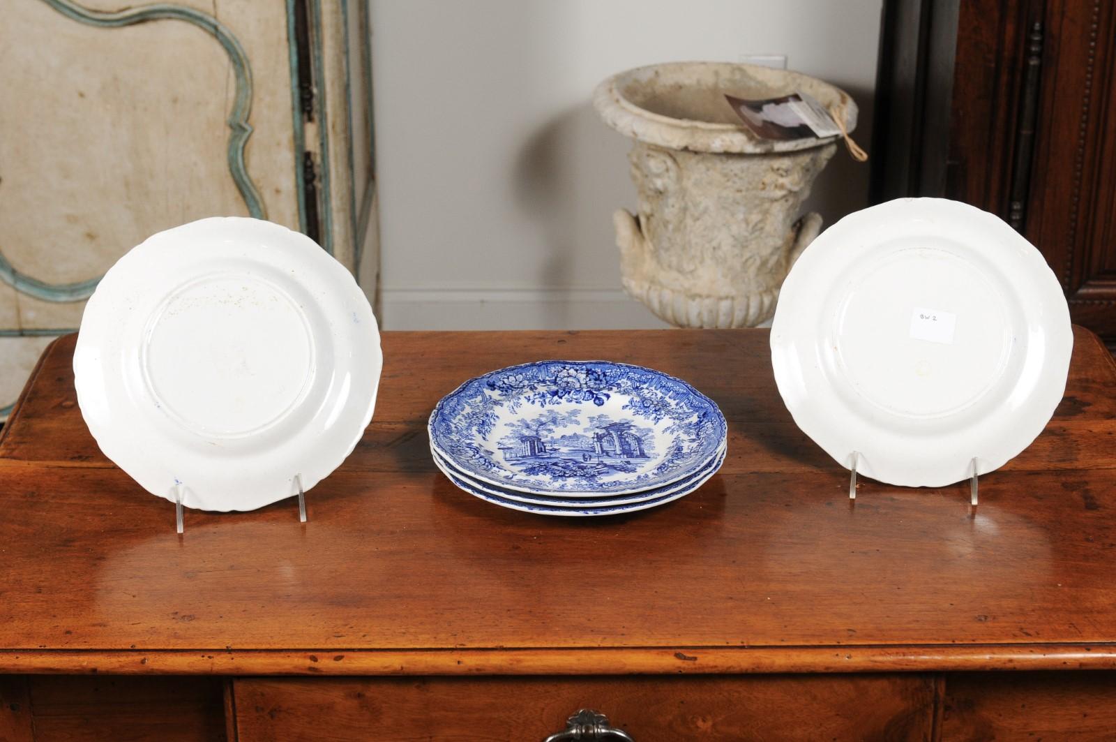 Céramique Assiettes transférées anglaises du 19ème siècle bleues et blanches avec ruines et décor floral en vente