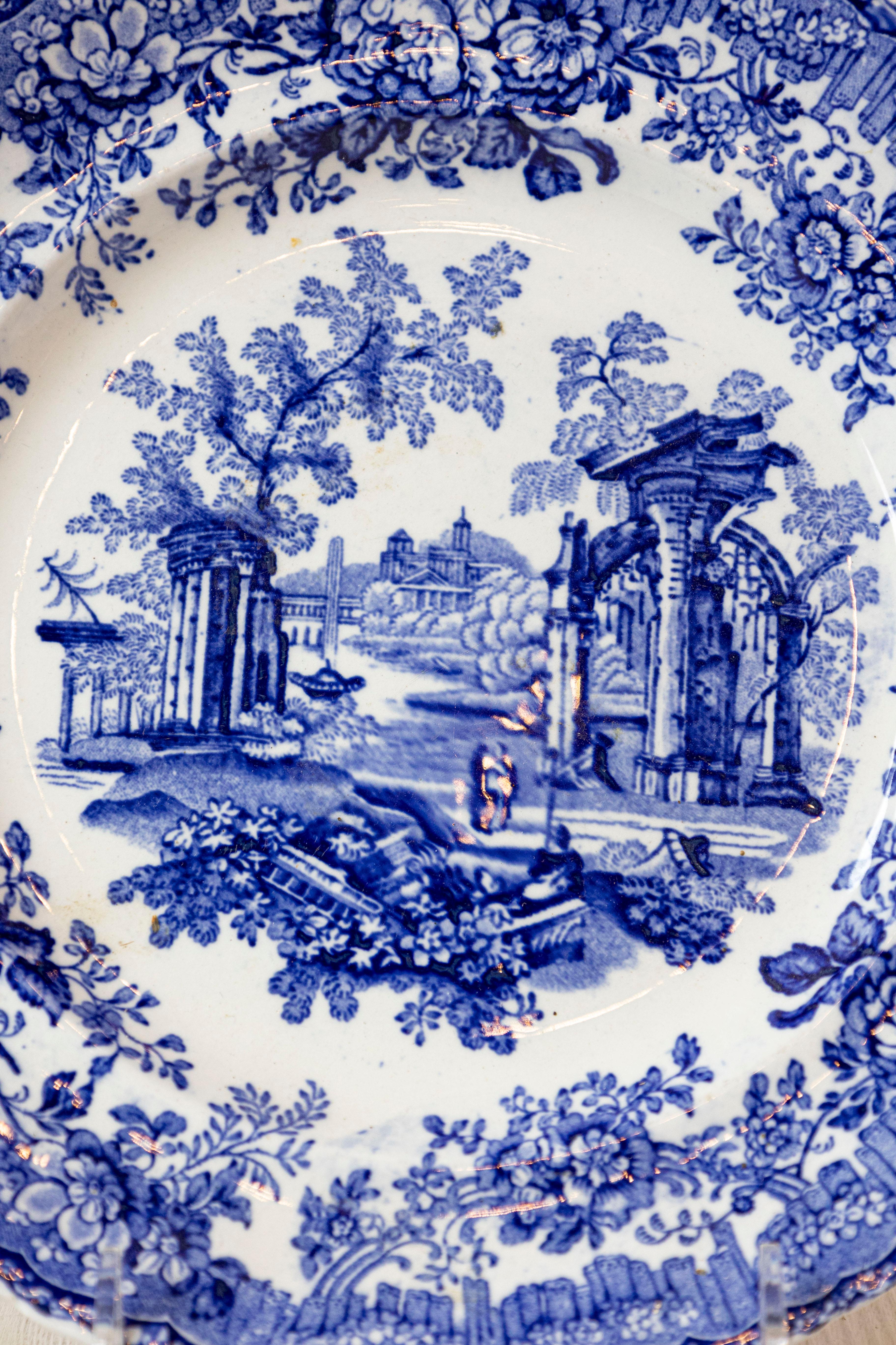 English 19th Century Transfer Blue and White Plates with Ruins and Floral Décor For Sale 2