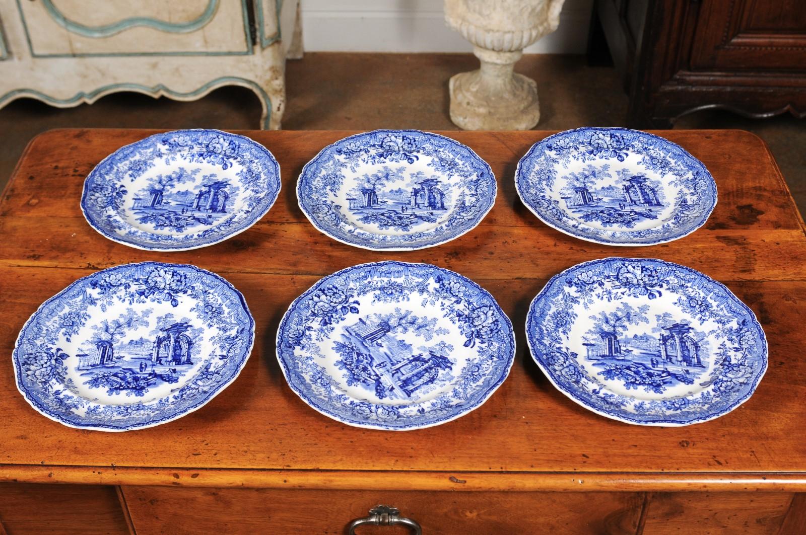Assiettes transférées anglaises du 19ème siècle bleues et blanches avec ruines et décor floral en vente 3
