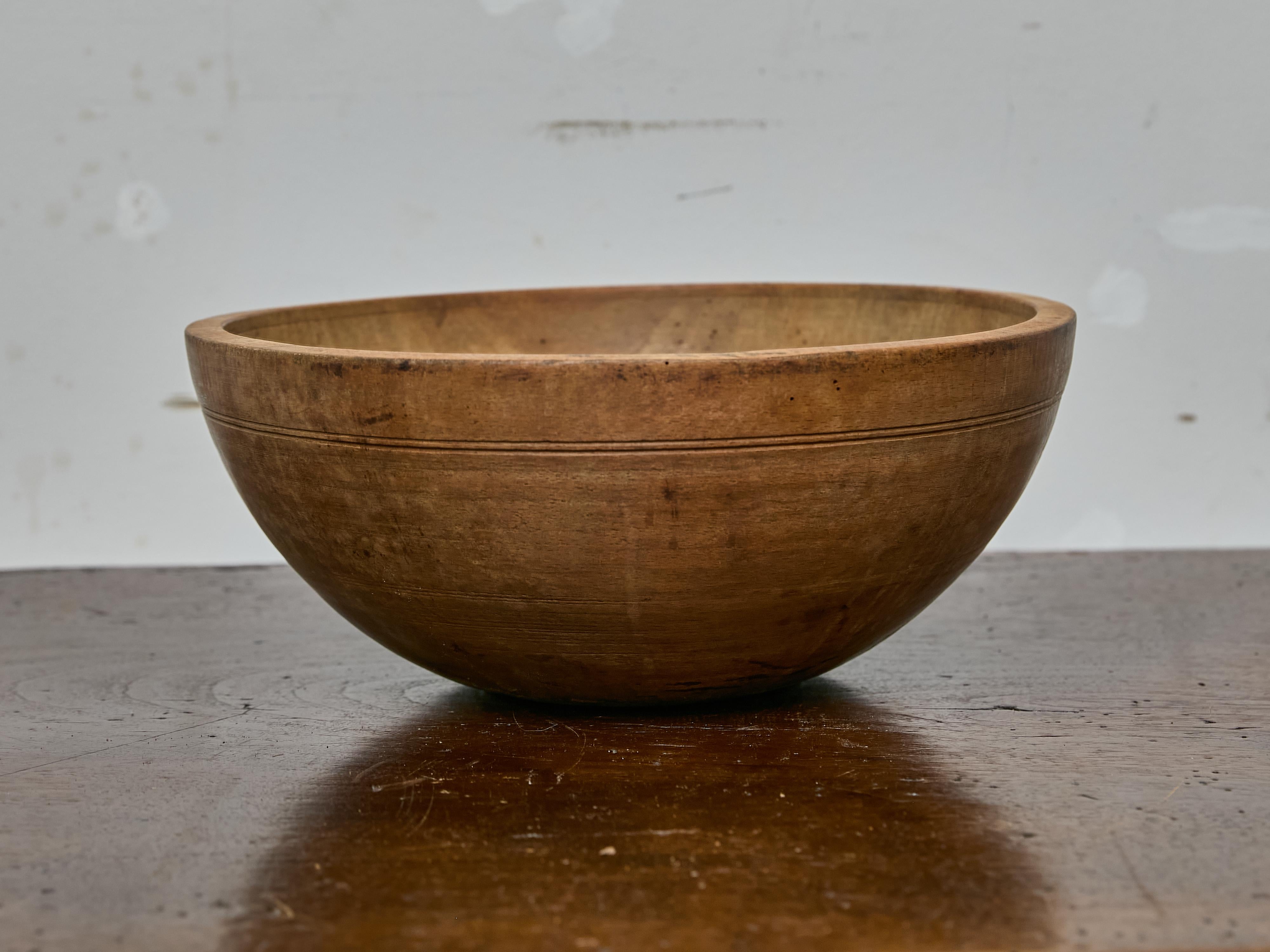 Rustic English 19th Century Turned Sycamore Bowl with Incised Rings For Sale