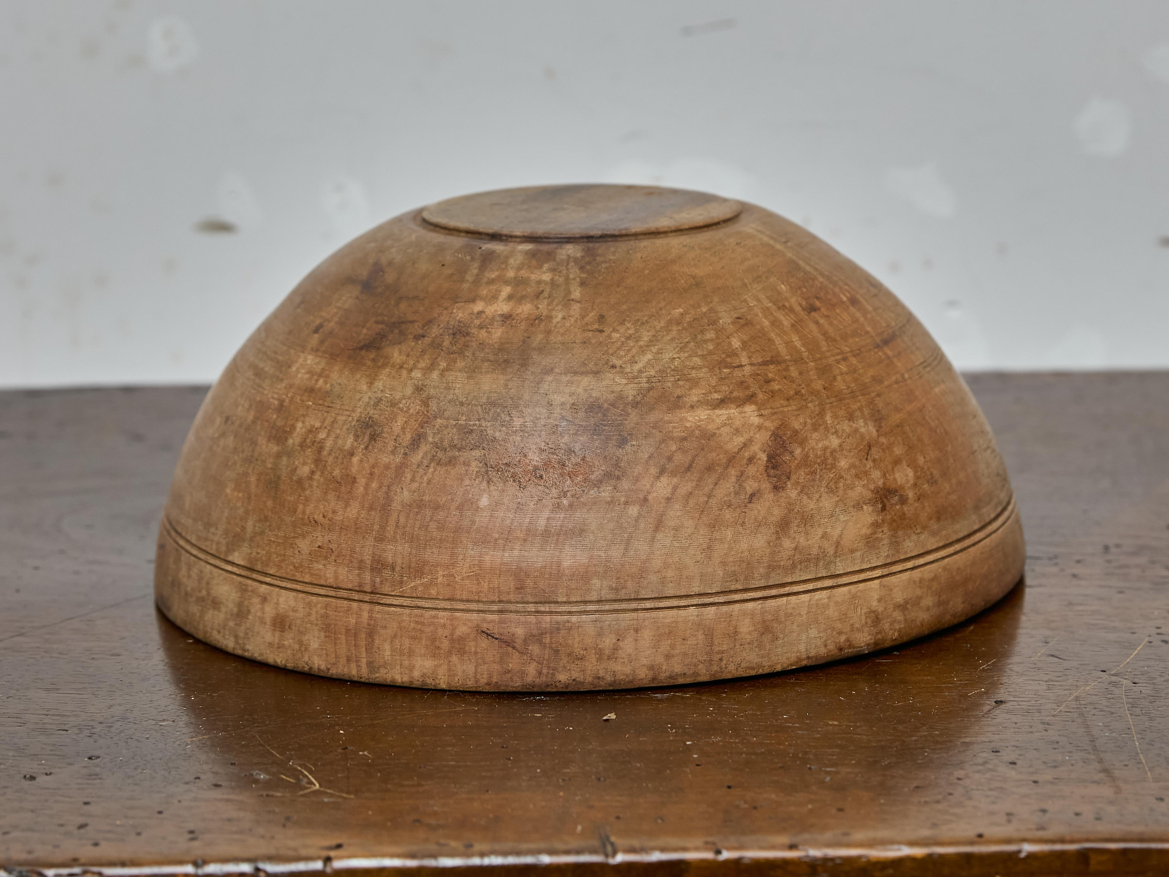 English 19th Century Turned Sycamore Bowl with Incised Rings In Good Condition For Sale In Atlanta, GA