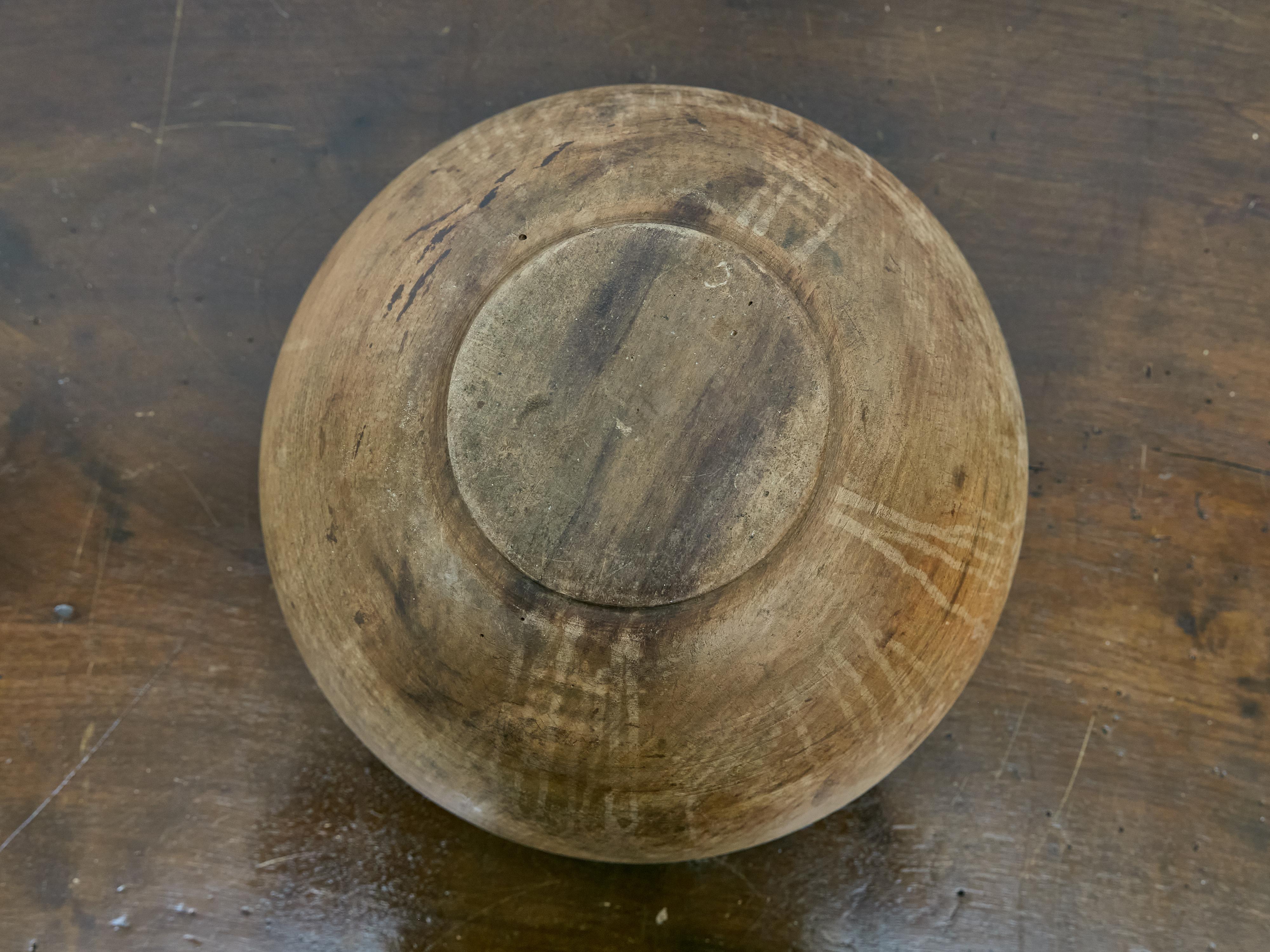 English 19th Century Turned Sycamore Bowl with Incised Rings For Sale 1