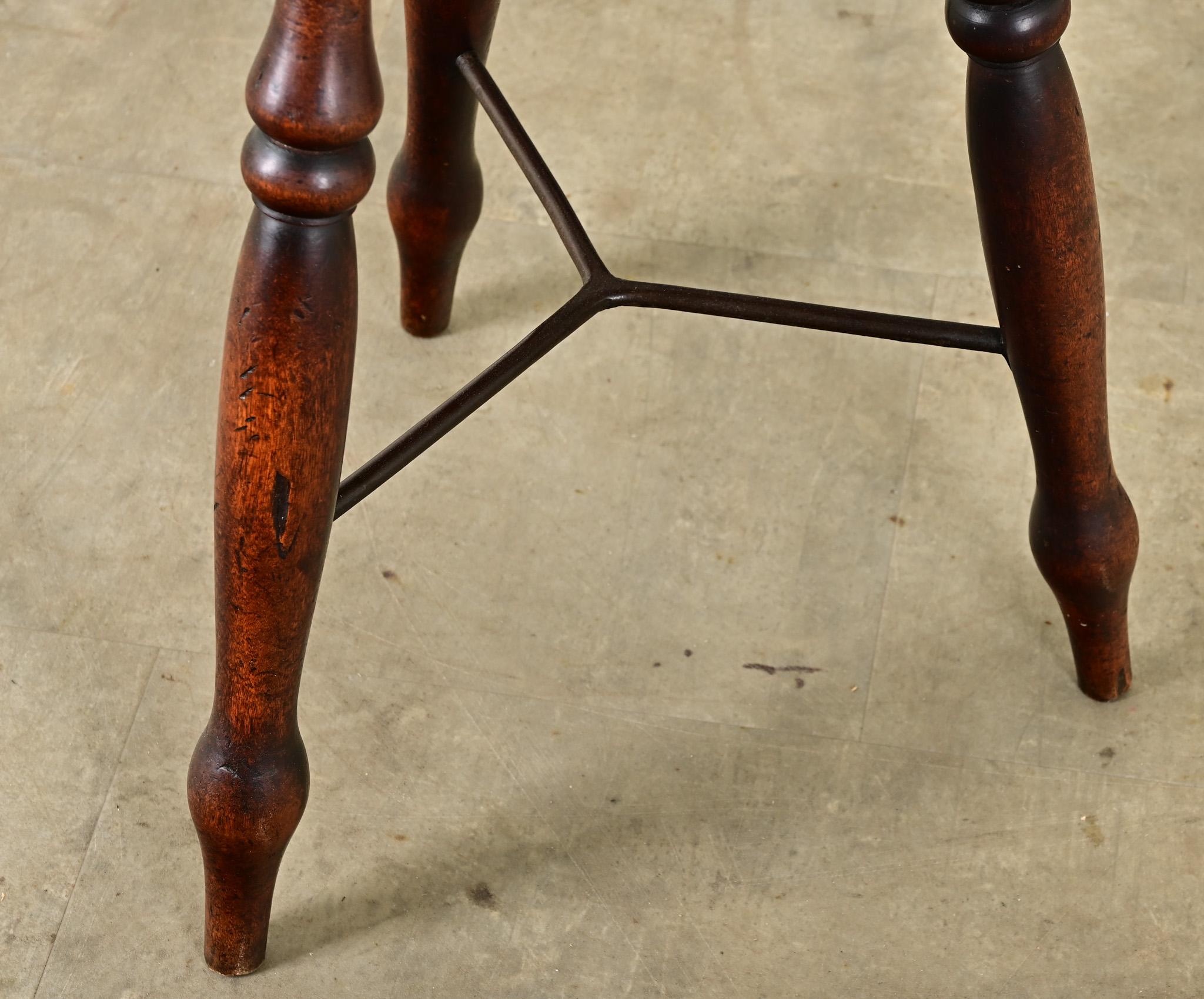 Sculpté à la main Tabouret anglais en noyer tourné du 19ème siècle en vente