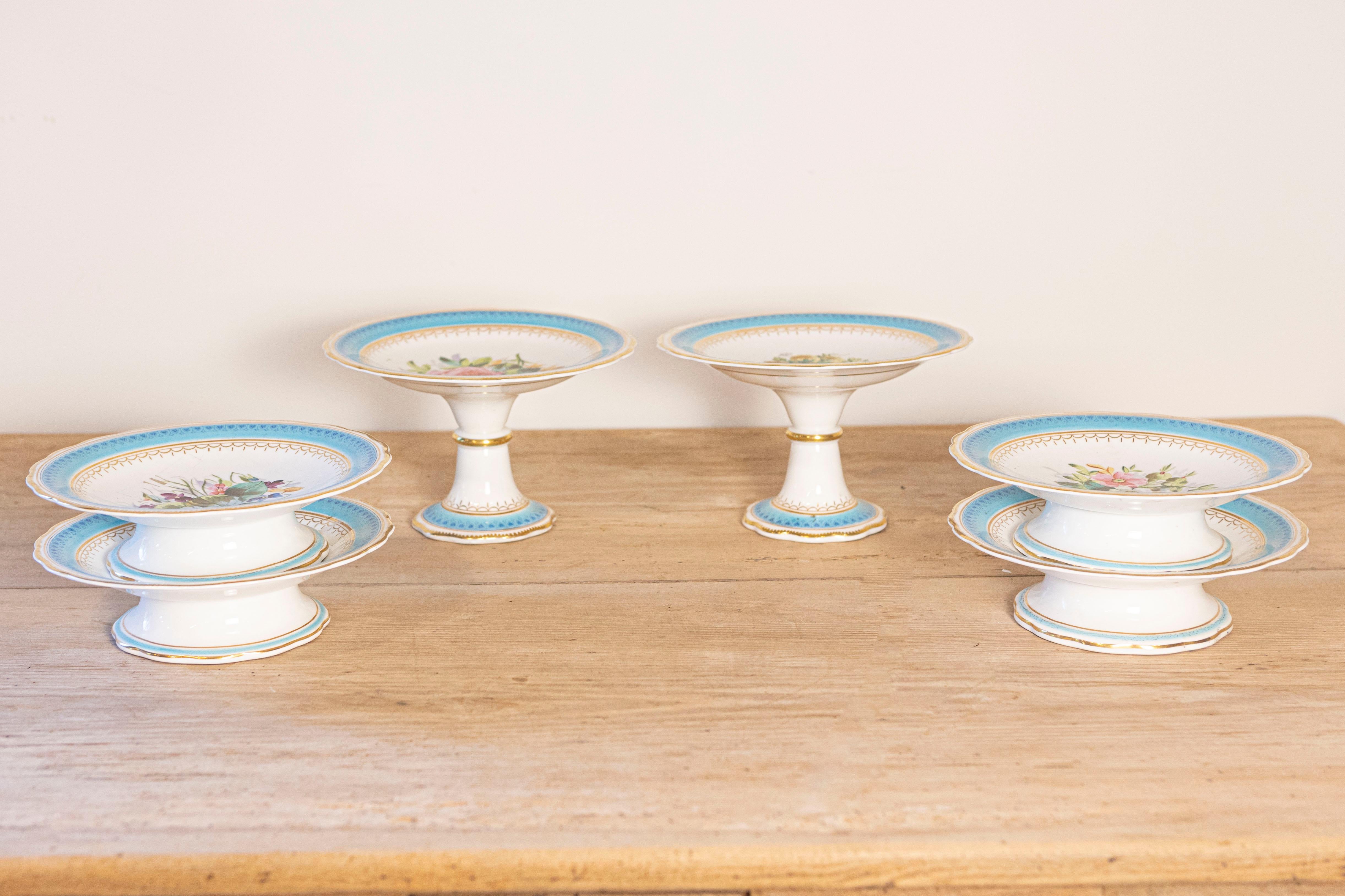 Compotes et assiettes hautes anglaises en faïence turquoise et blanche du XIXe siècle, à décor floral peint, mises à prix et vendues à l'unité. Nées en Angleterre au cours du XIXe siècle, ces pièces présentent toutes une bordure turquoise rehaussée